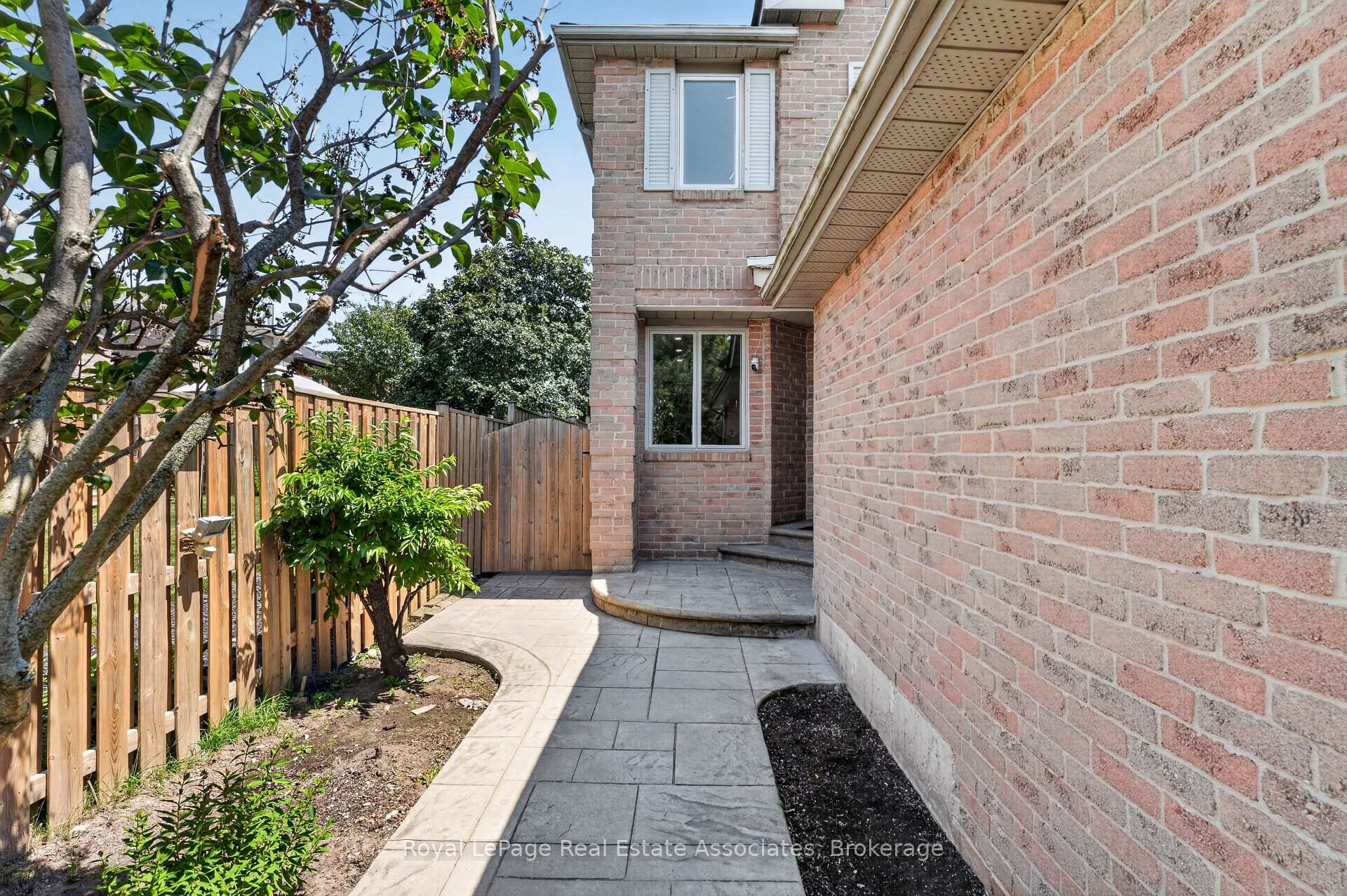 Photo 2 of 3346 Chartrand Crescent, Mississauga, Erin Mills — HOMEH