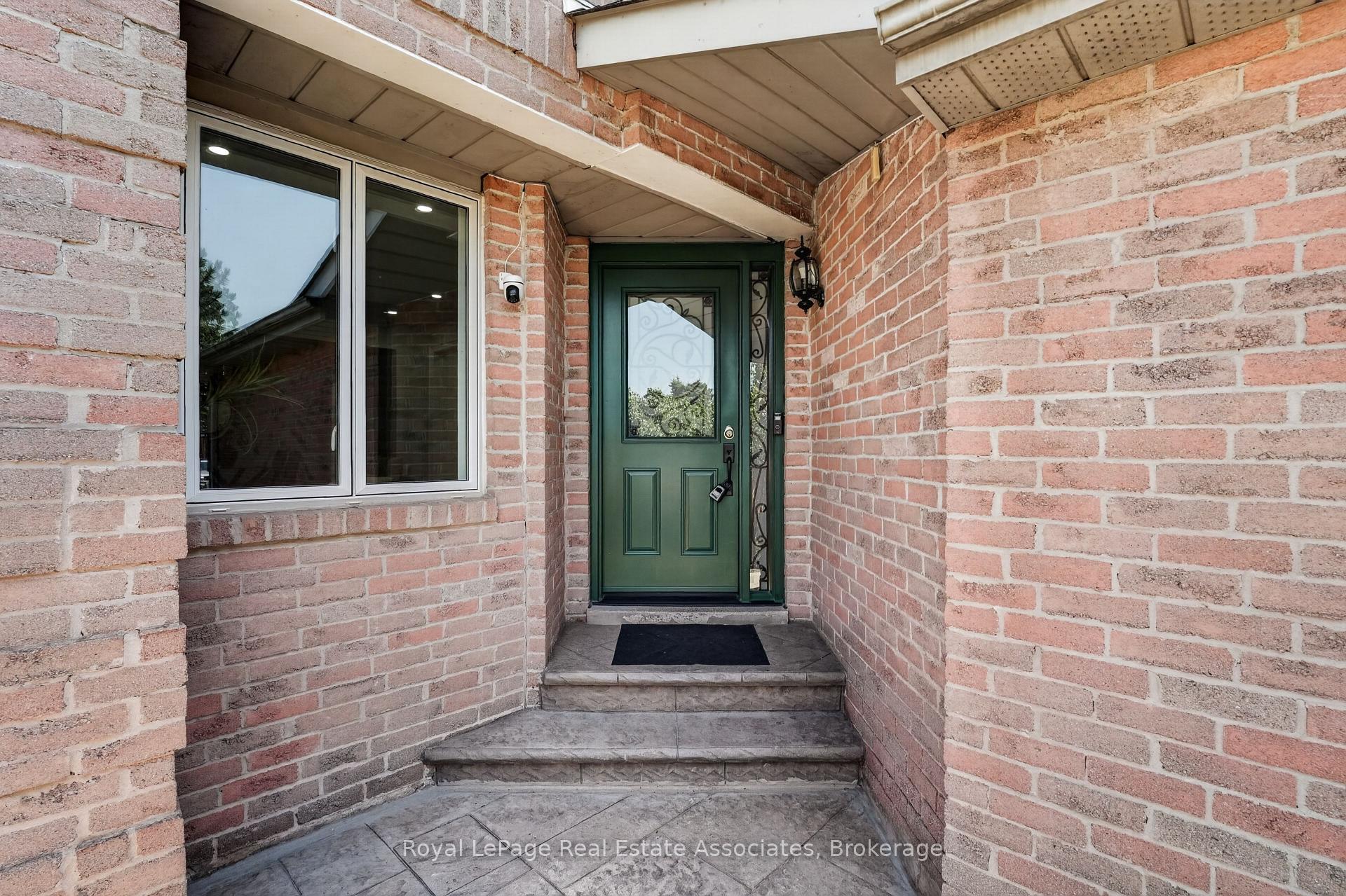Photo 3 of 3346 Chartrand Crescent, Mississauga, Erin Mills — HOMEH