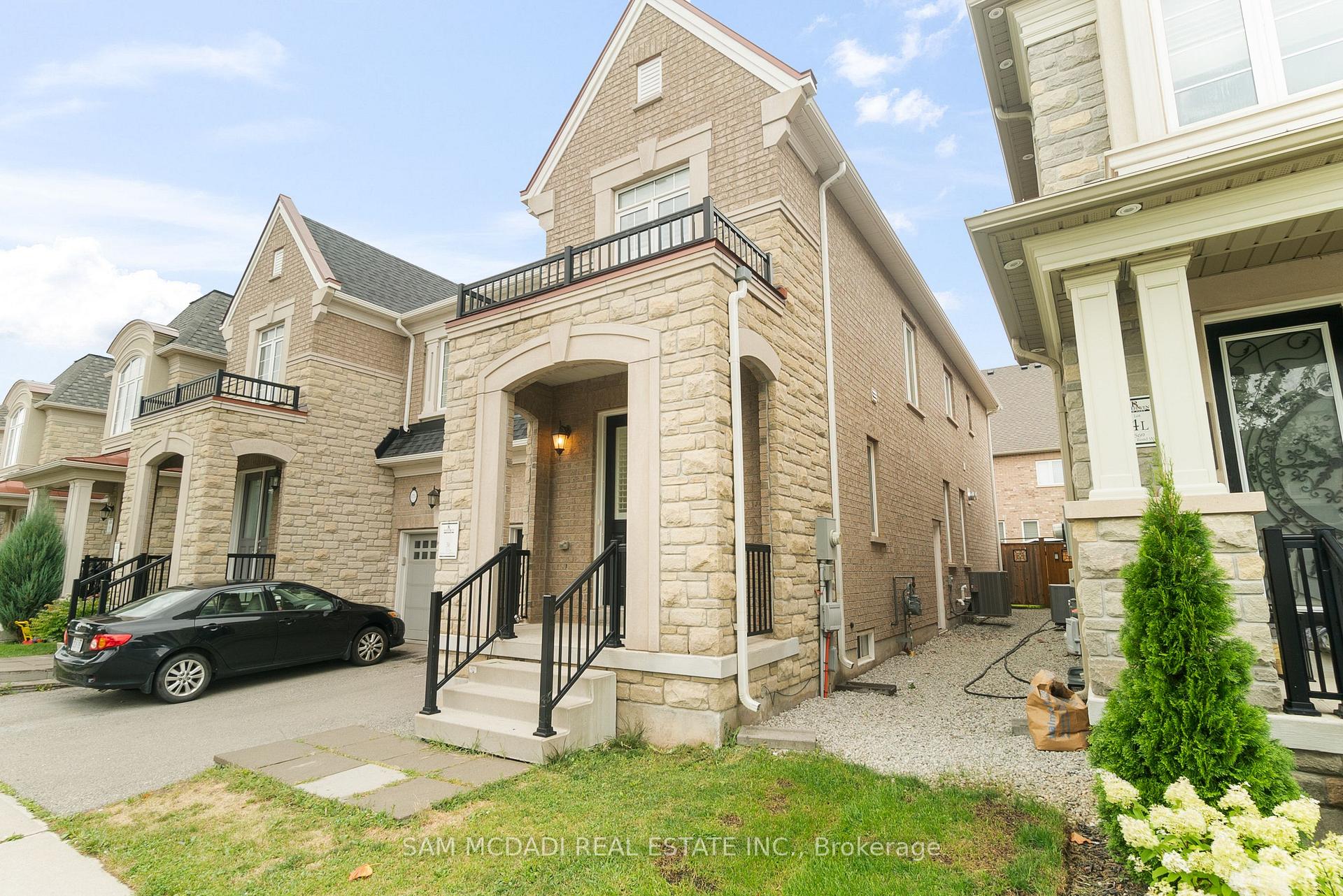 Front of 573 Settlers Road W