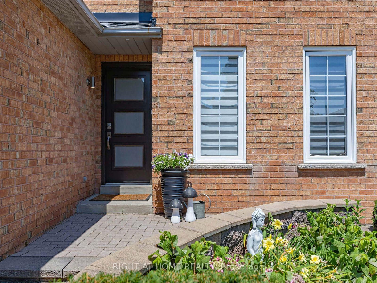 Photo 2 of 4236 Credit Pointe Drive, Mississauga, East Credit — HOMEH