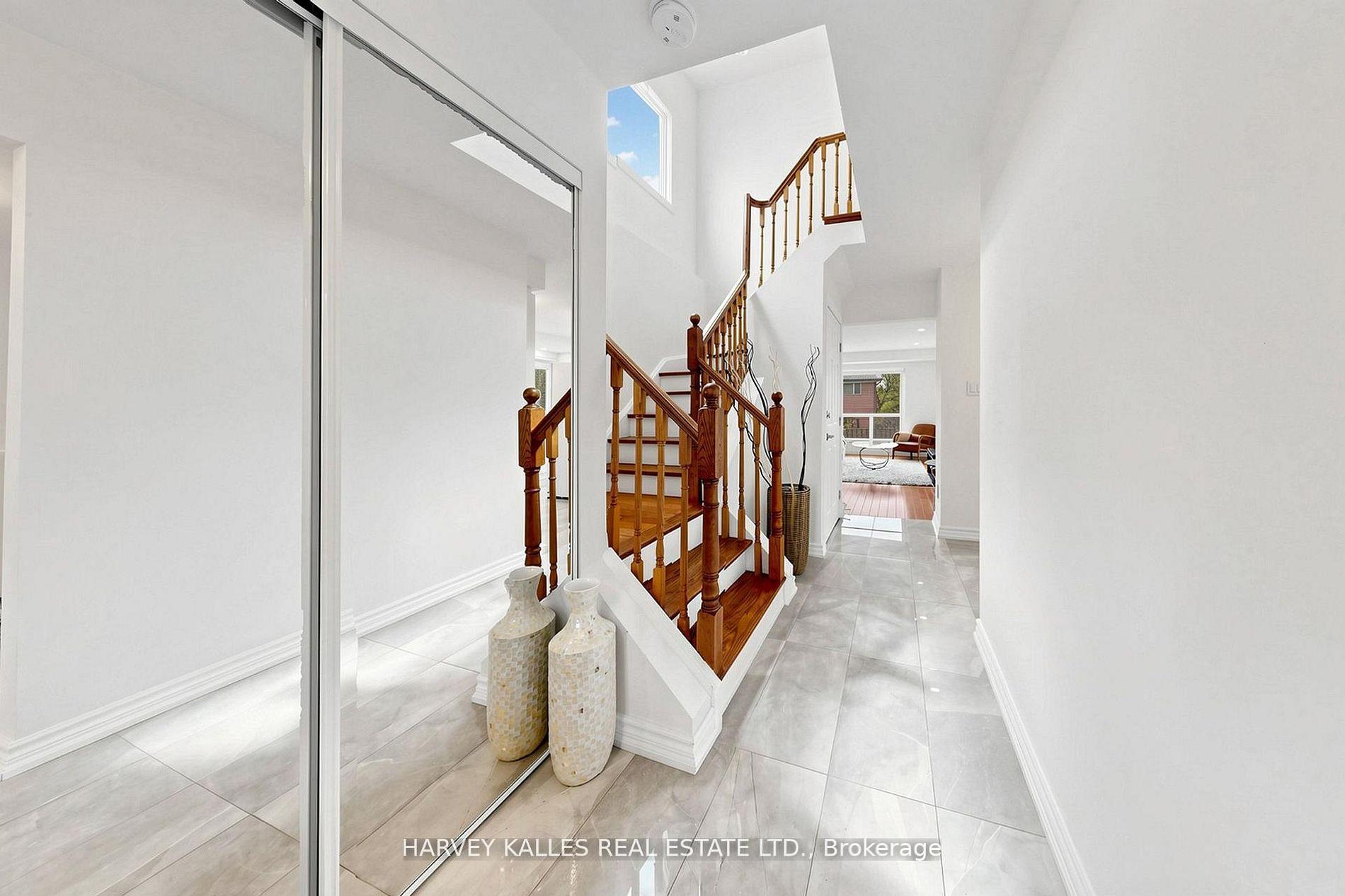 Photo 3 of 197 Lisa Crescent, Vaughan, Crestwood-Springfarm-Yorkhill — HOMEH