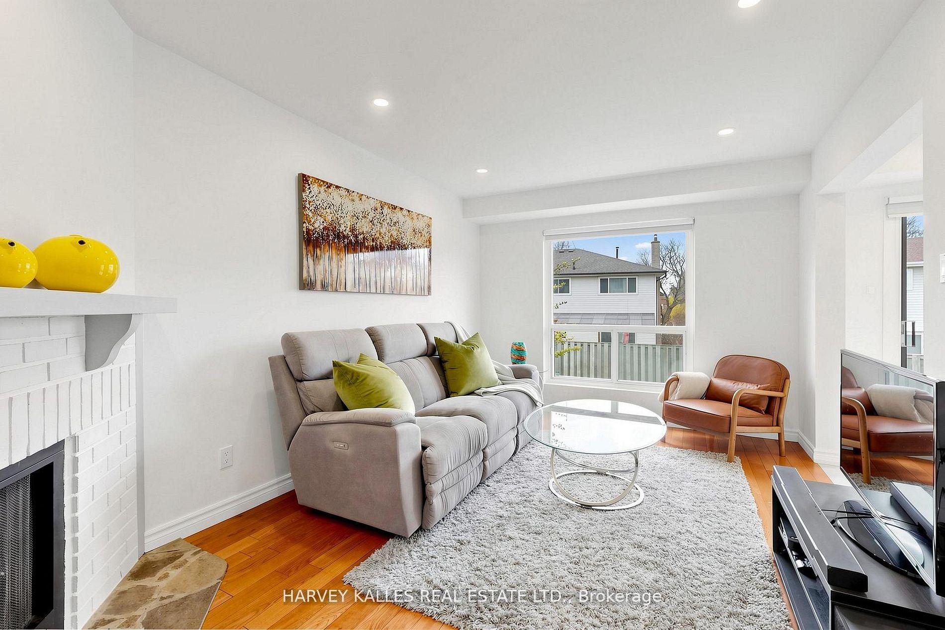 Photo 4 of 197 Lisa Crescent, Vaughan, Crestwood-Springfarm-Yorkhill — HOMEH