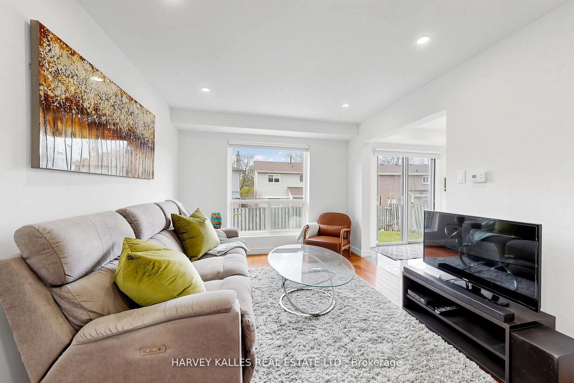 Photo 5 of 197 Lisa Crescent, Vaughan, Crestwood-Springfarm-Yorkhill — HOMEH
