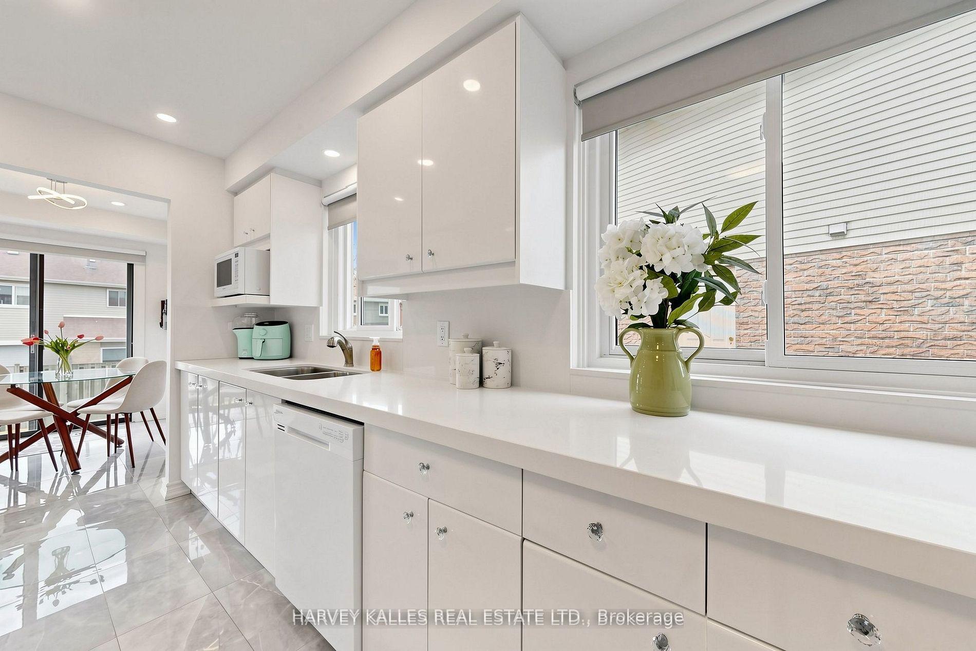 Photo 7 of 197 Lisa Crescent, Vaughan, Crestwood-Springfarm-Yorkhill — HOMEH