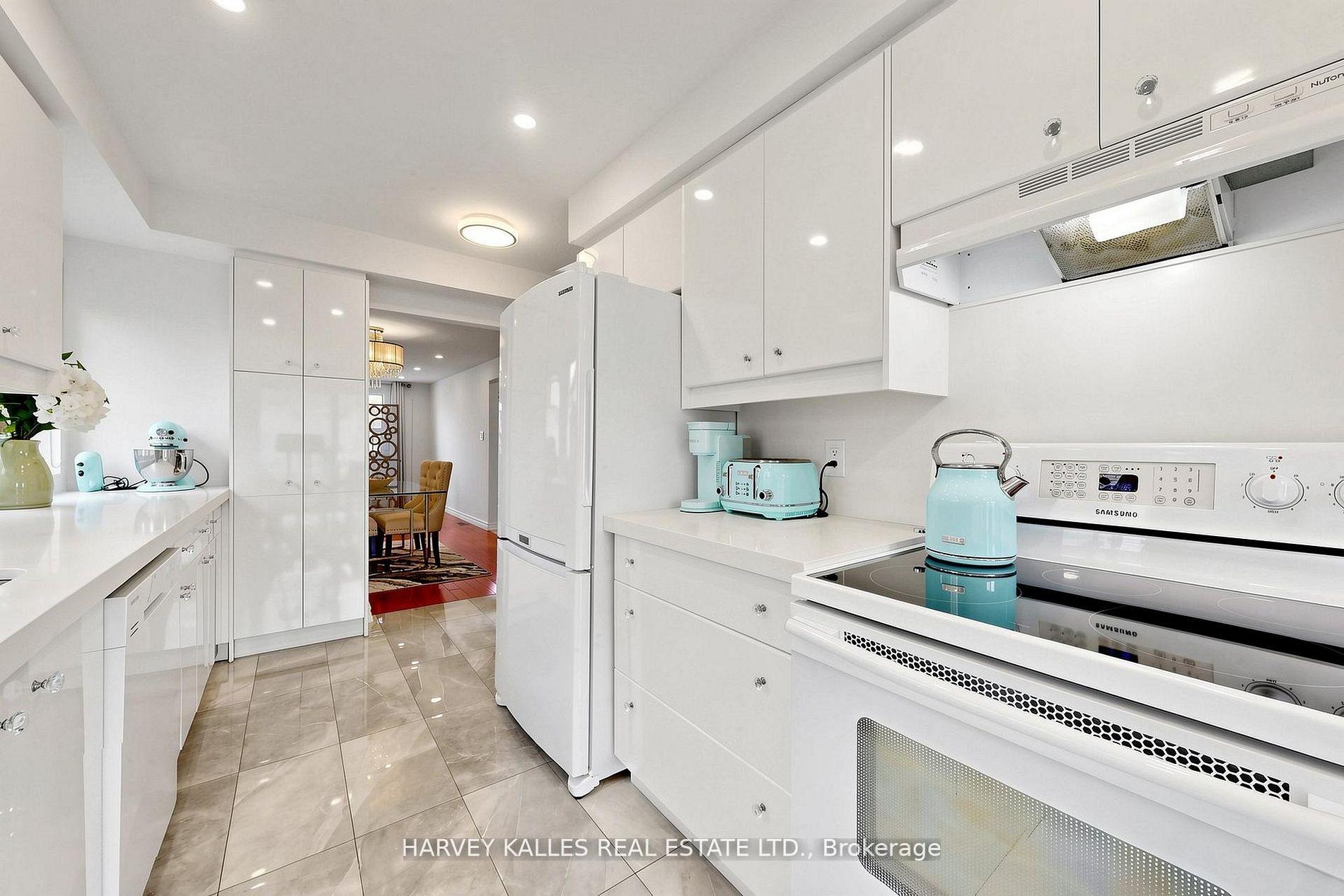Photo 8 of 197 Lisa Crescent, Vaughan, Crestwood-Springfarm-Yorkhill — HOMEH