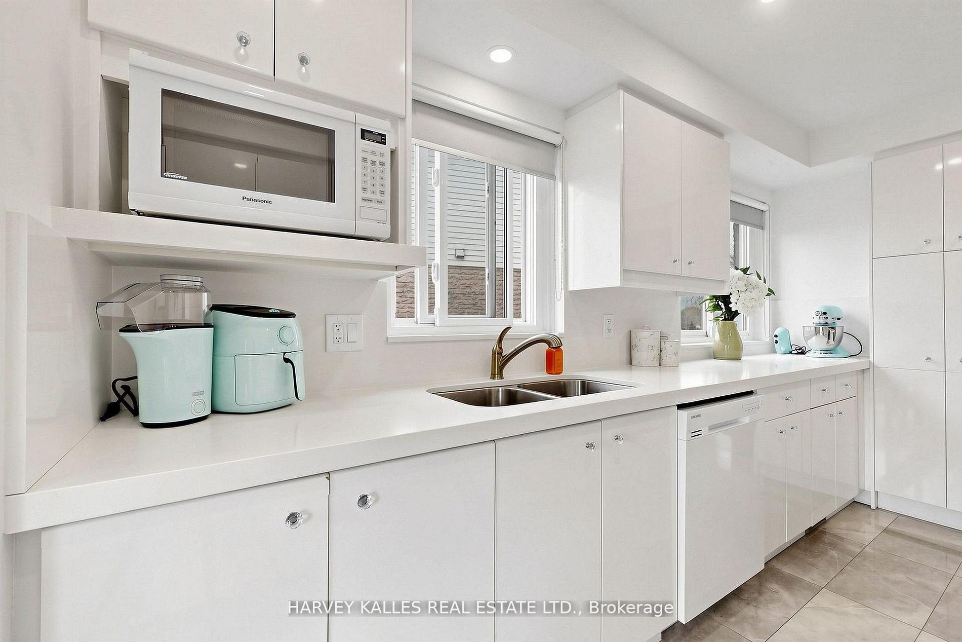 Photo 9 of 197 Lisa Crescent, Vaughan, Crestwood-Springfarm-Yorkhill — HOMEH