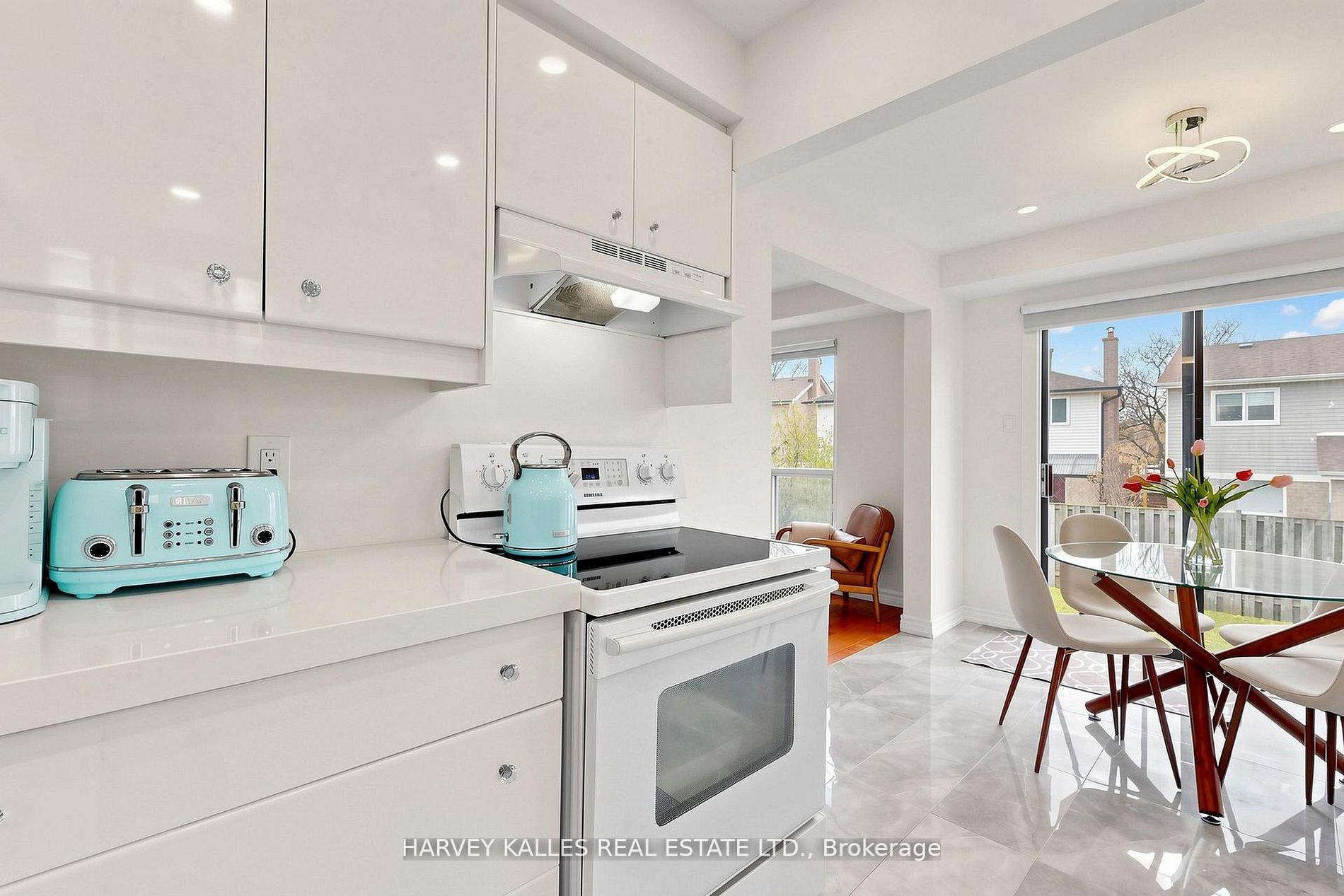 Photo 10 of 197 Lisa Crescent, Vaughan, Crestwood-Springfarm-Yorkhill — HOMEH