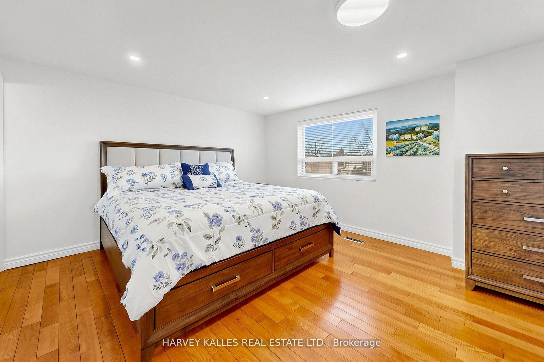Photo 20 of 197 Lisa Crescent, Vaughan, Crestwood-Springfarm-Yorkhill — HOMEH