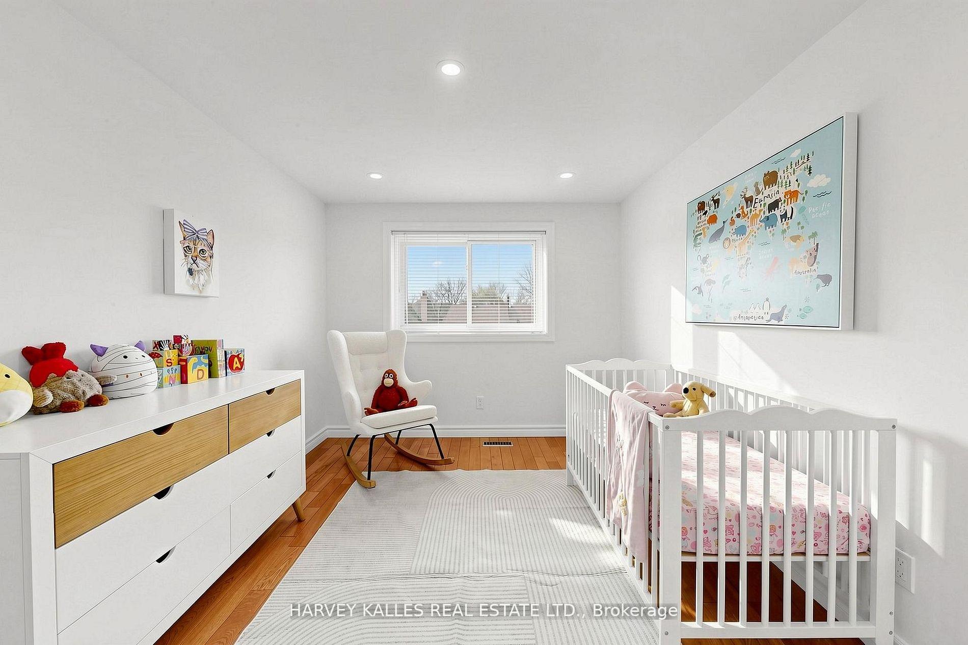 Photo 24 of 197 Lisa Crescent, Vaughan, Crestwood-Springfarm-Yorkhill — HOMEH