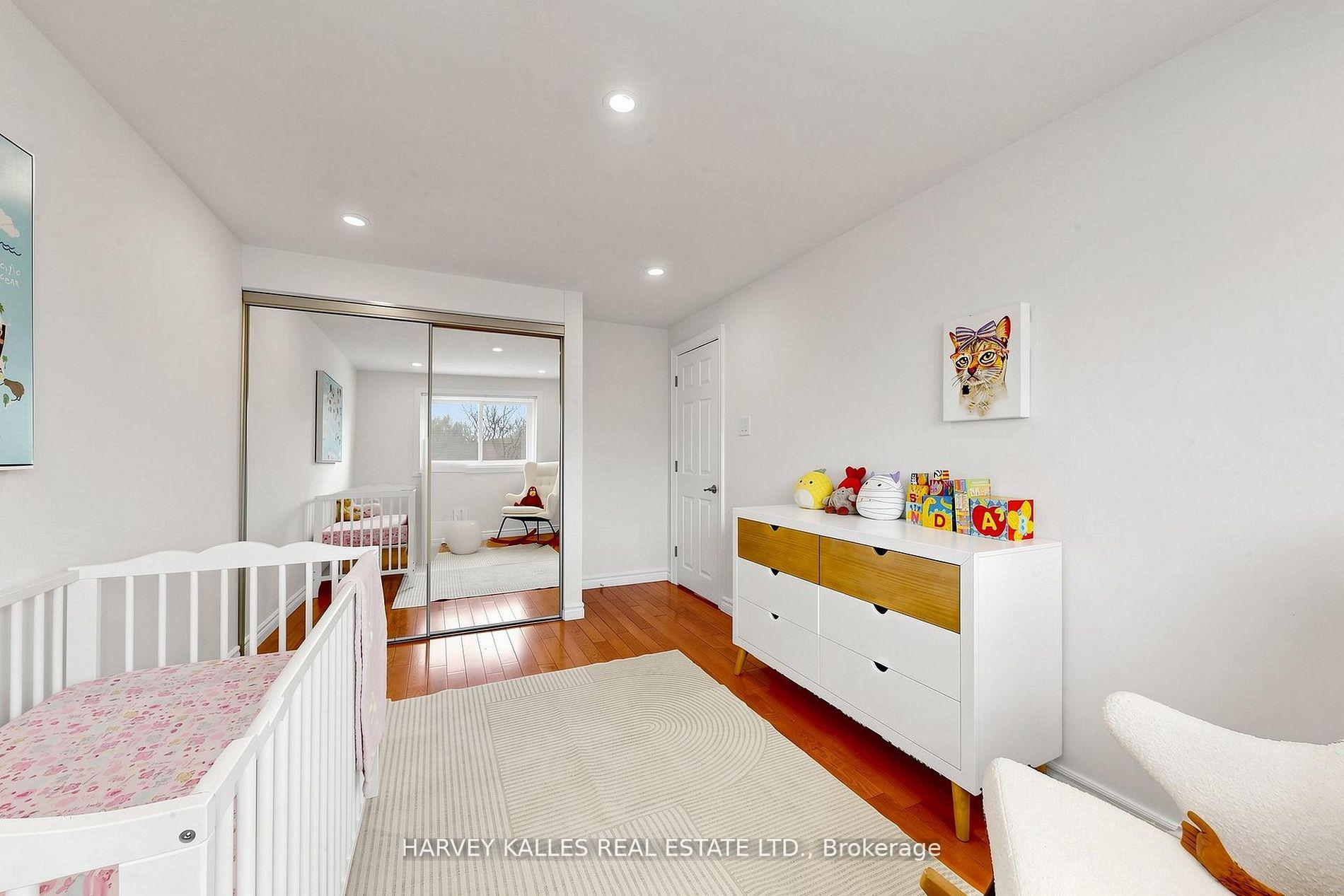 Photo 25 of 197 Lisa Crescent, Vaughan, Crestwood-Springfarm-Yorkhill — HOMEH