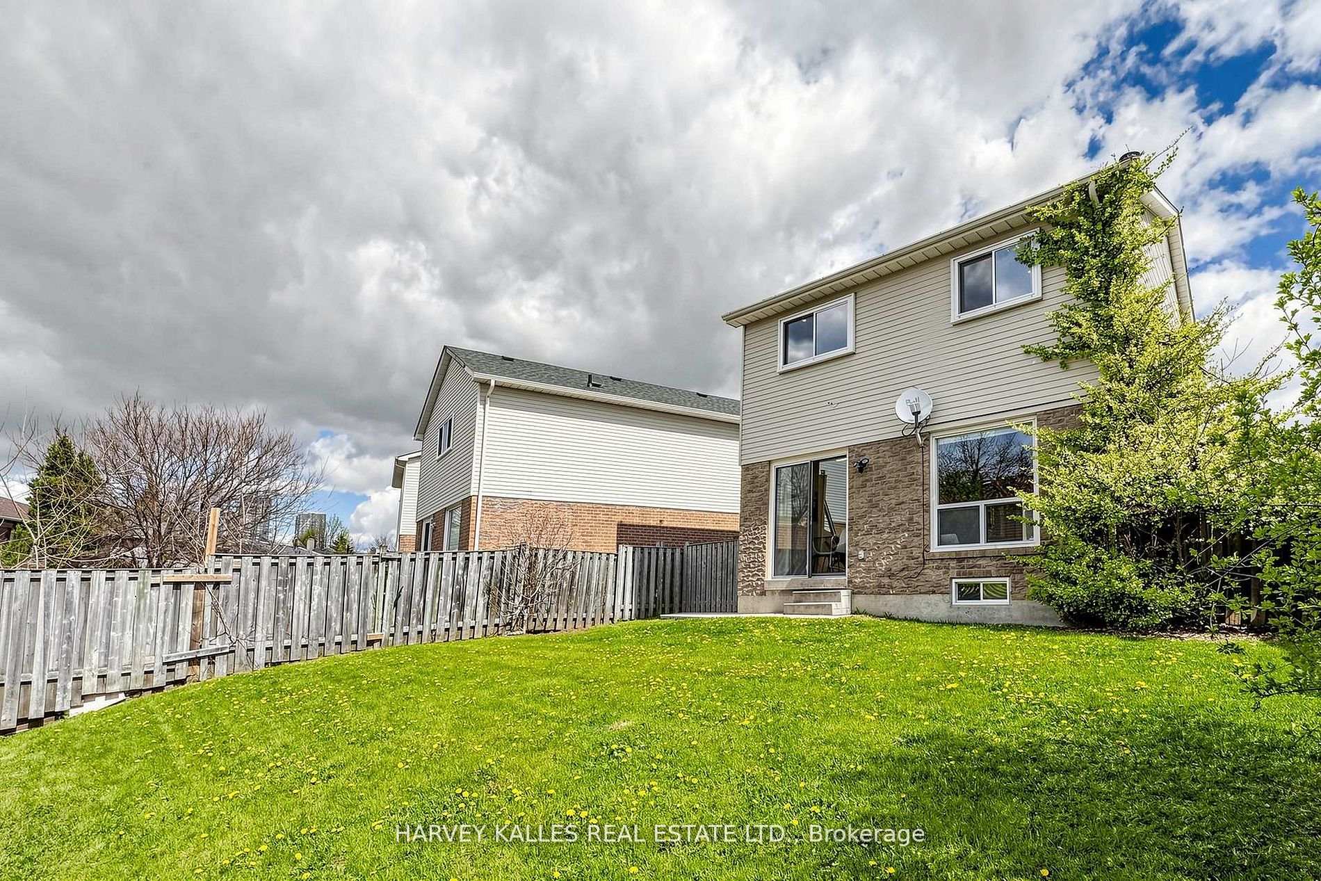 Photo 36 of 197 Lisa Crescent, Vaughan, Crestwood-Springfarm-Yorkhill — HOMEH