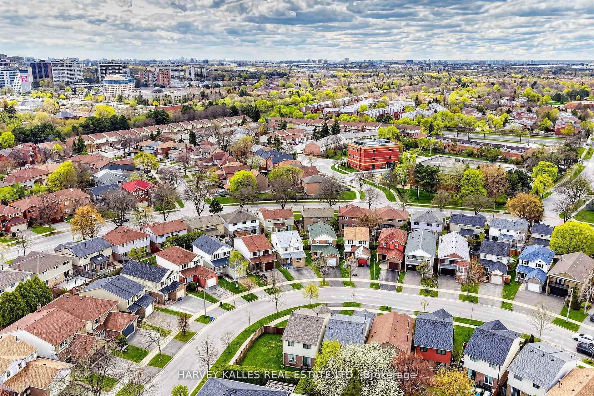 Photo 41 of 197 Lisa Crescent, Vaughan, Crestwood-Springfarm-Yorkhill — HOMEH