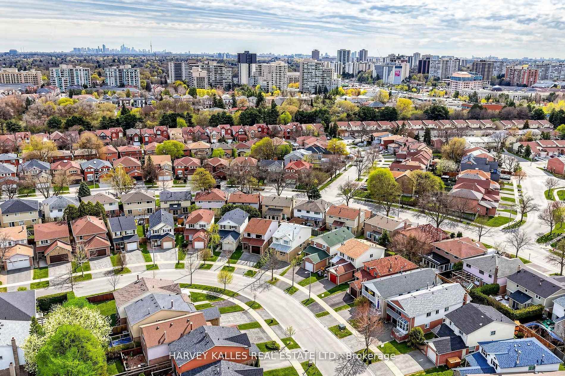 Photo 42 of 197 Lisa Crescent, Vaughan, Crestwood-Springfarm-Yorkhill — HOMEH