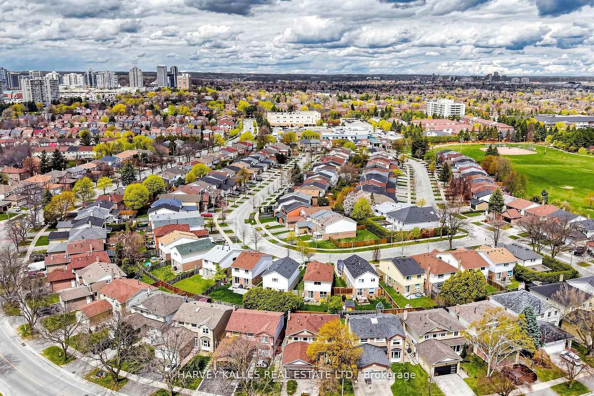 Photo 43 of 197 Lisa Crescent, Vaughan, Crestwood-Springfarm-Yorkhill — HOMEH