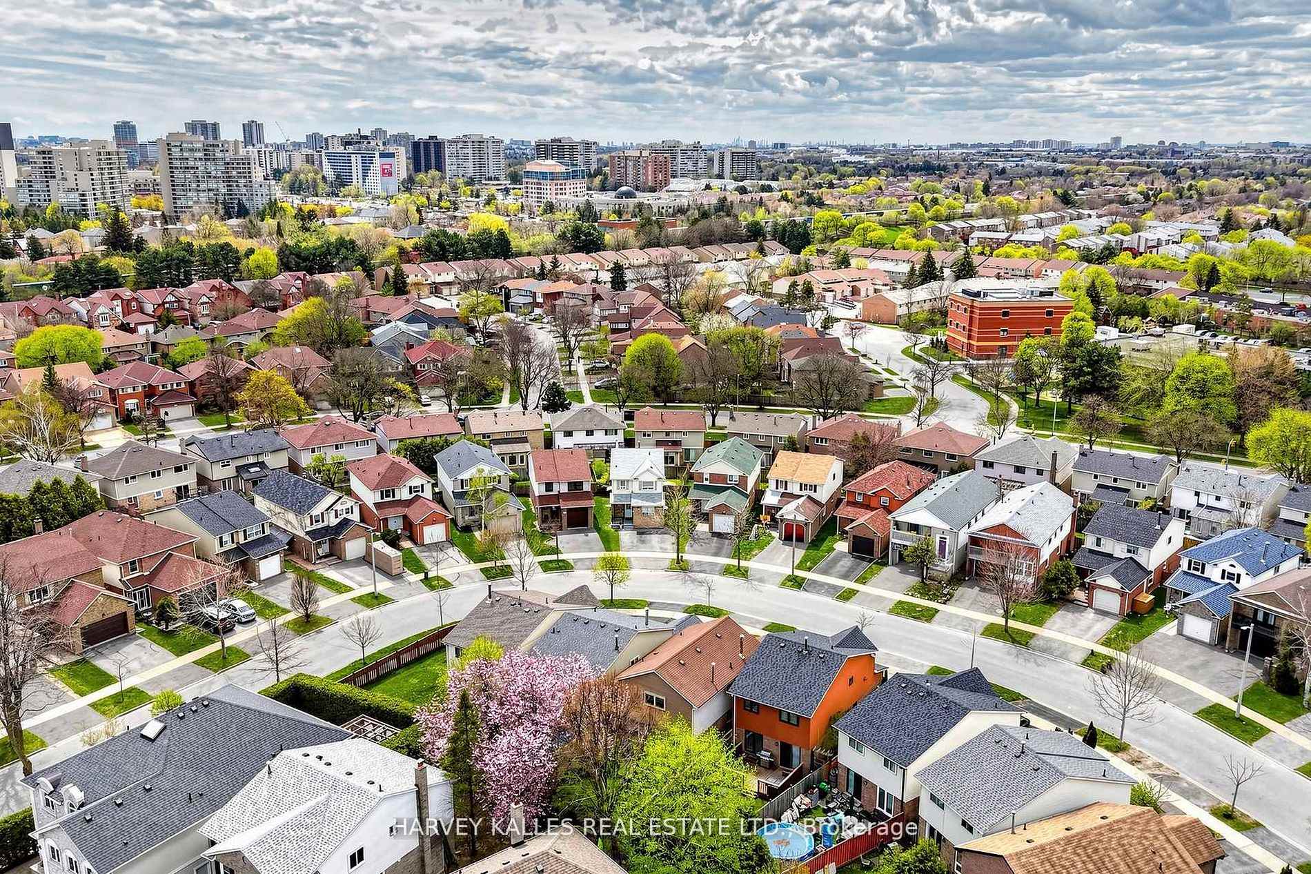 Photo 44 of 197 Lisa Crescent, Vaughan, Crestwood-Springfarm-Yorkhill — HOMEH