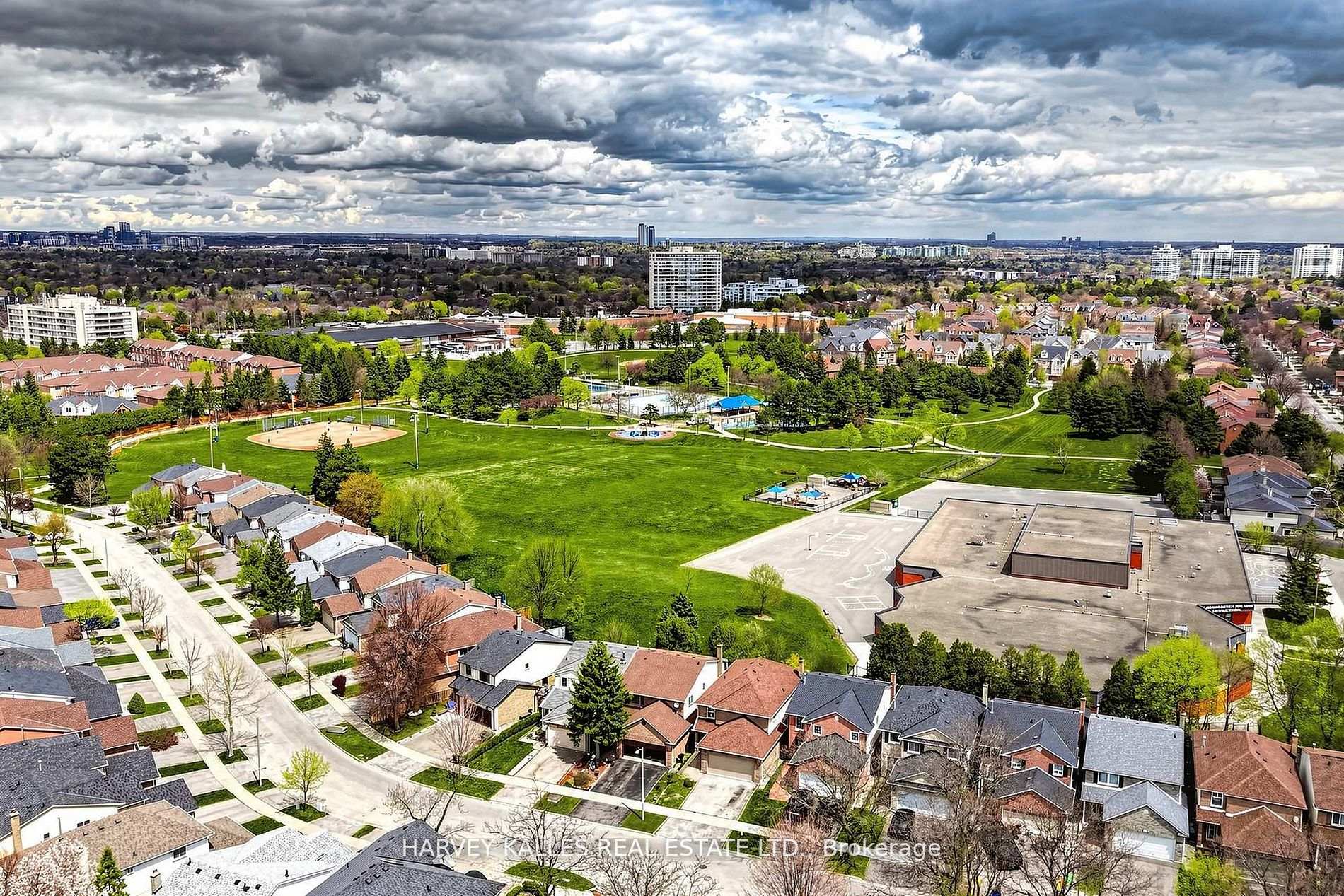 Photo 45 of 197 Lisa Crescent, Vaughan, Crestwood-Springfarm-Yorkhill — HOMEH