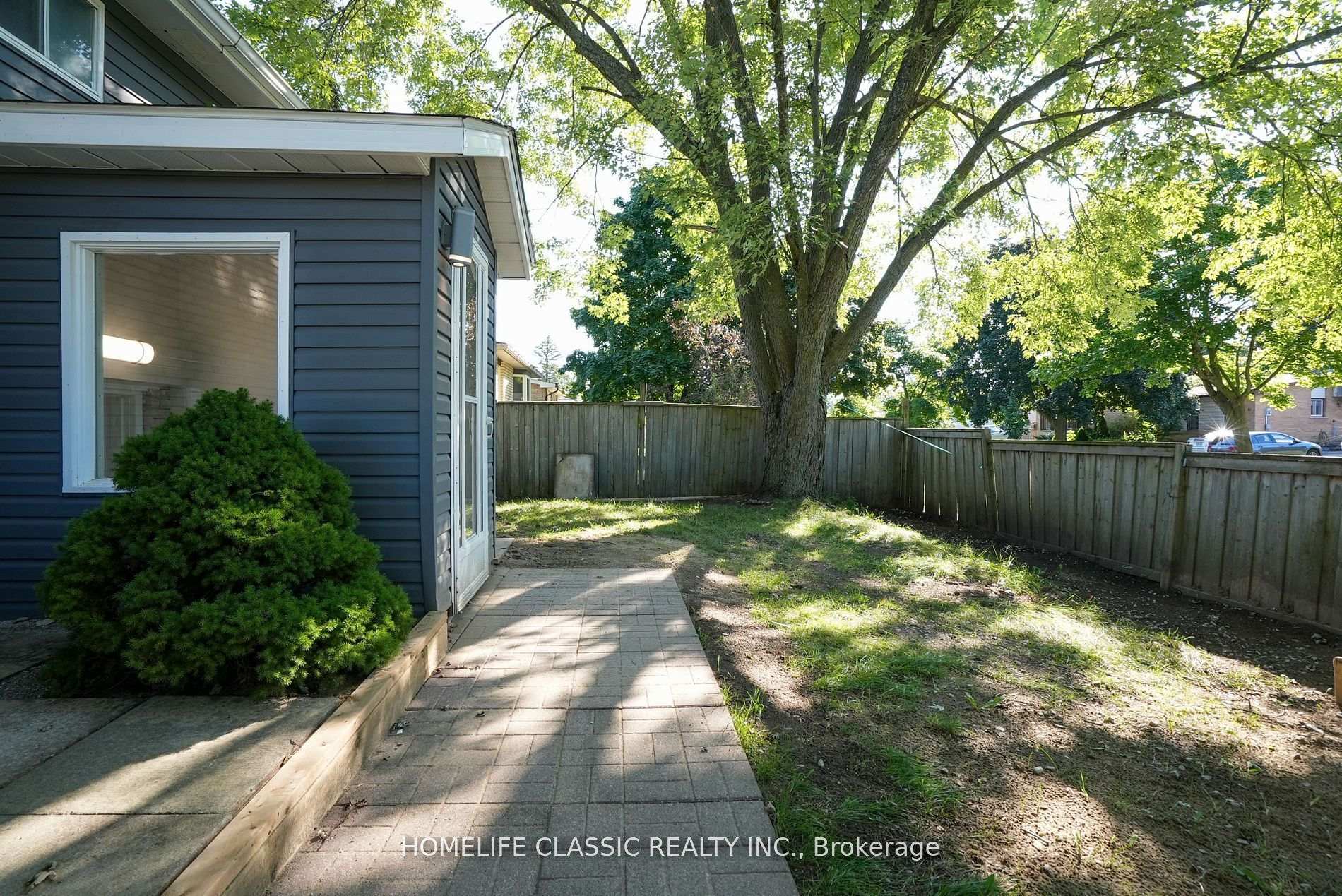 Photo 2 of 100 Chaucer Crescent, Barrie, Letitia Heights — HOMEH