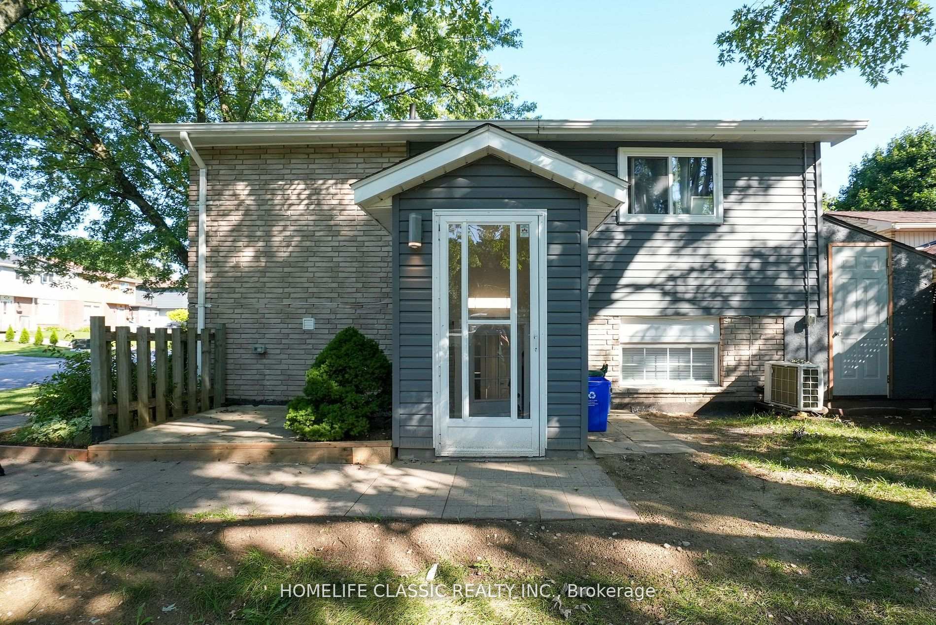 Photo 3 of 100 Chaucer Crescent, Barrie, Letitia Heights — HOMEH