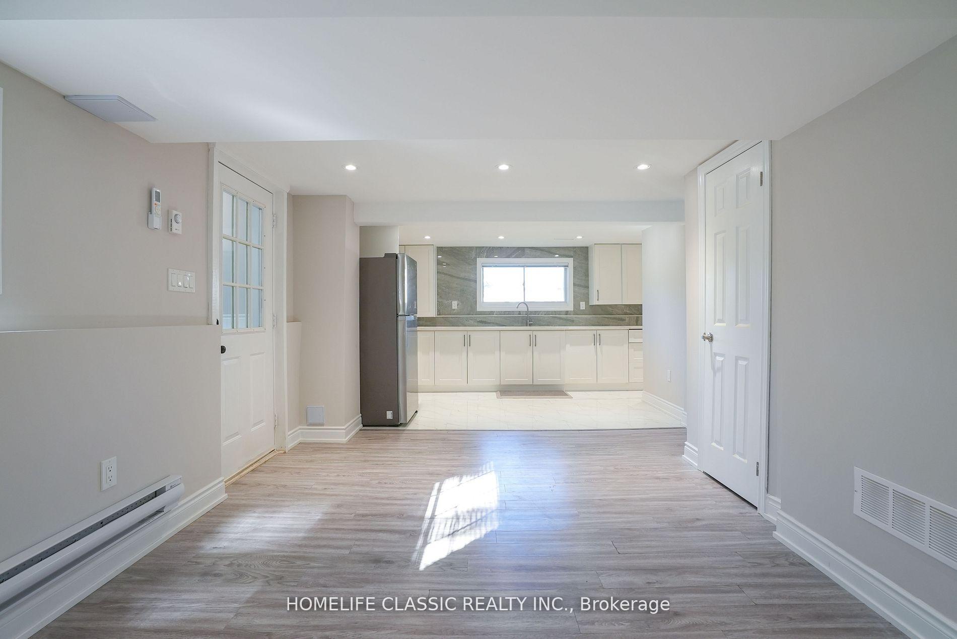 Photo 4 of 100 Chaucer Crescent, Barrie, Letitia Heights — HOMEH