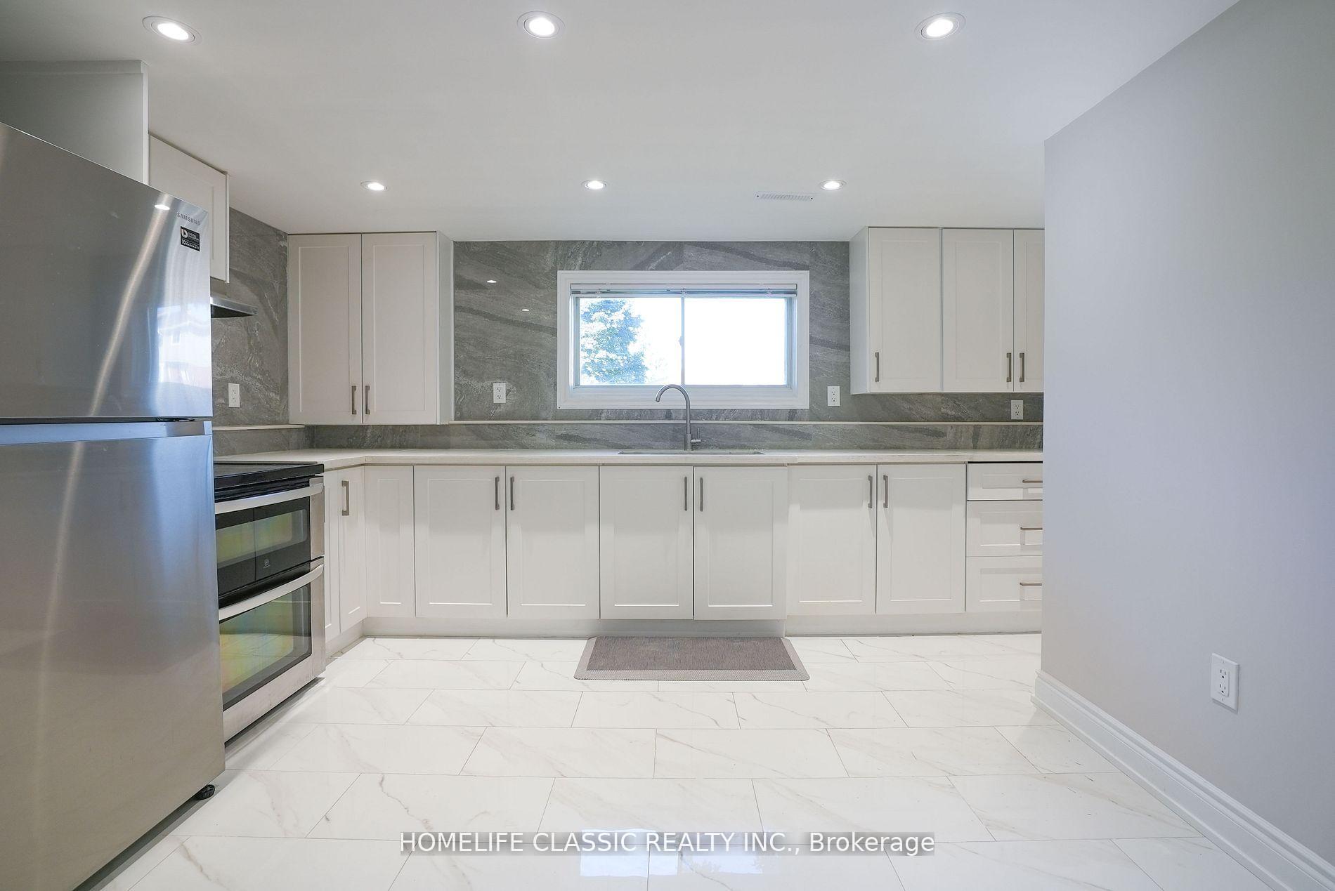 Photo 5 of 100 Chaucer Crescent, Barrie, Letitia Heights — HOMEH