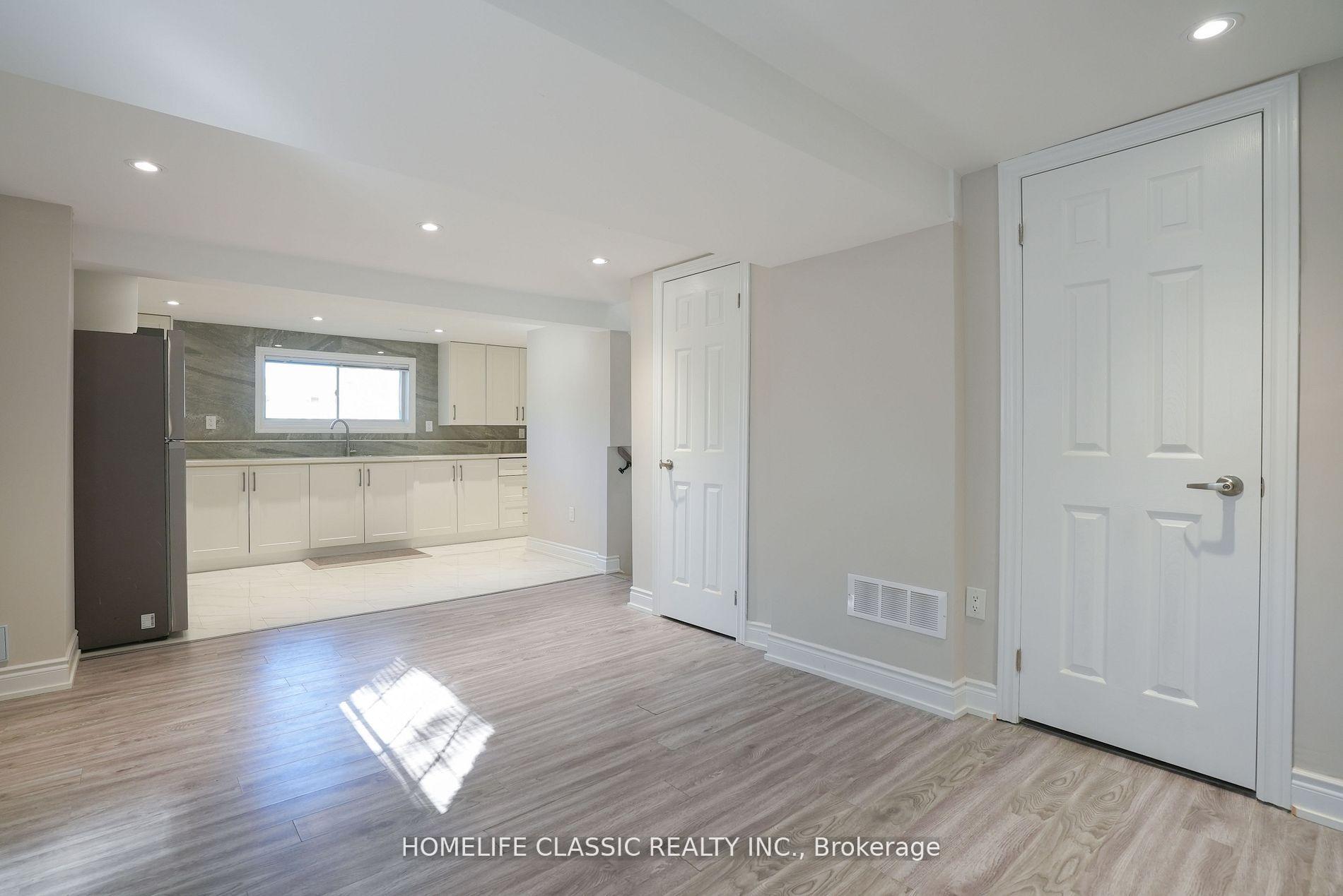 Photo 8 of 100 Chaucer Crescent, Barrie, Letitia Heights — HOMEH
