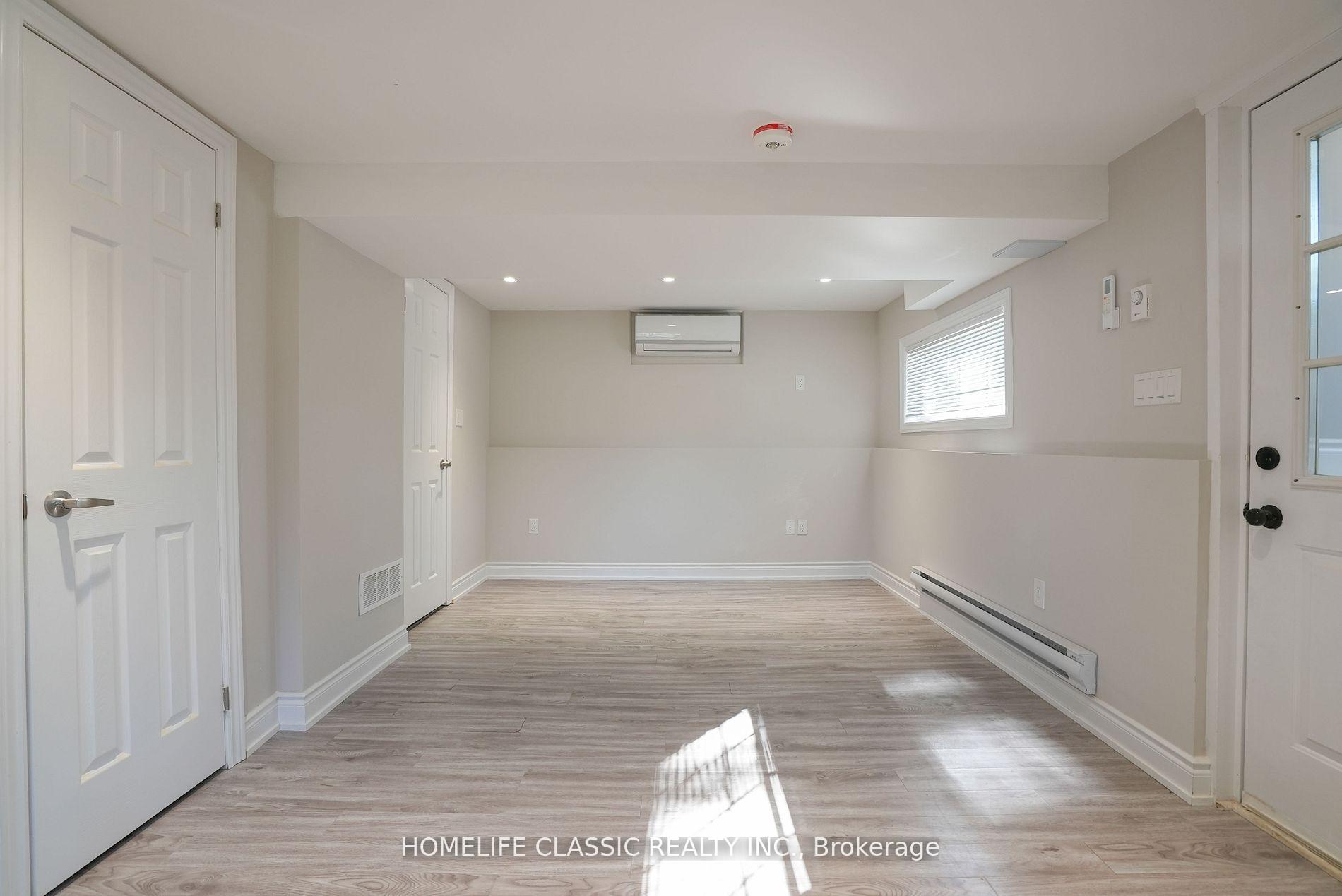 Photo 9 of 100 Chaucer Crescent, Barrie, Letitia Heights — HOMEH
