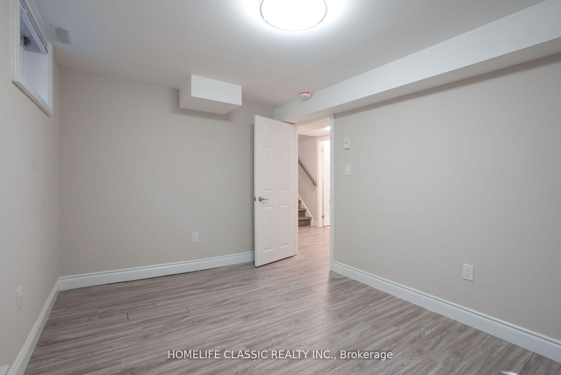 Photo 12 of 100 Chaucer Crescent, Barrie, Letitia Heights — HOMEH