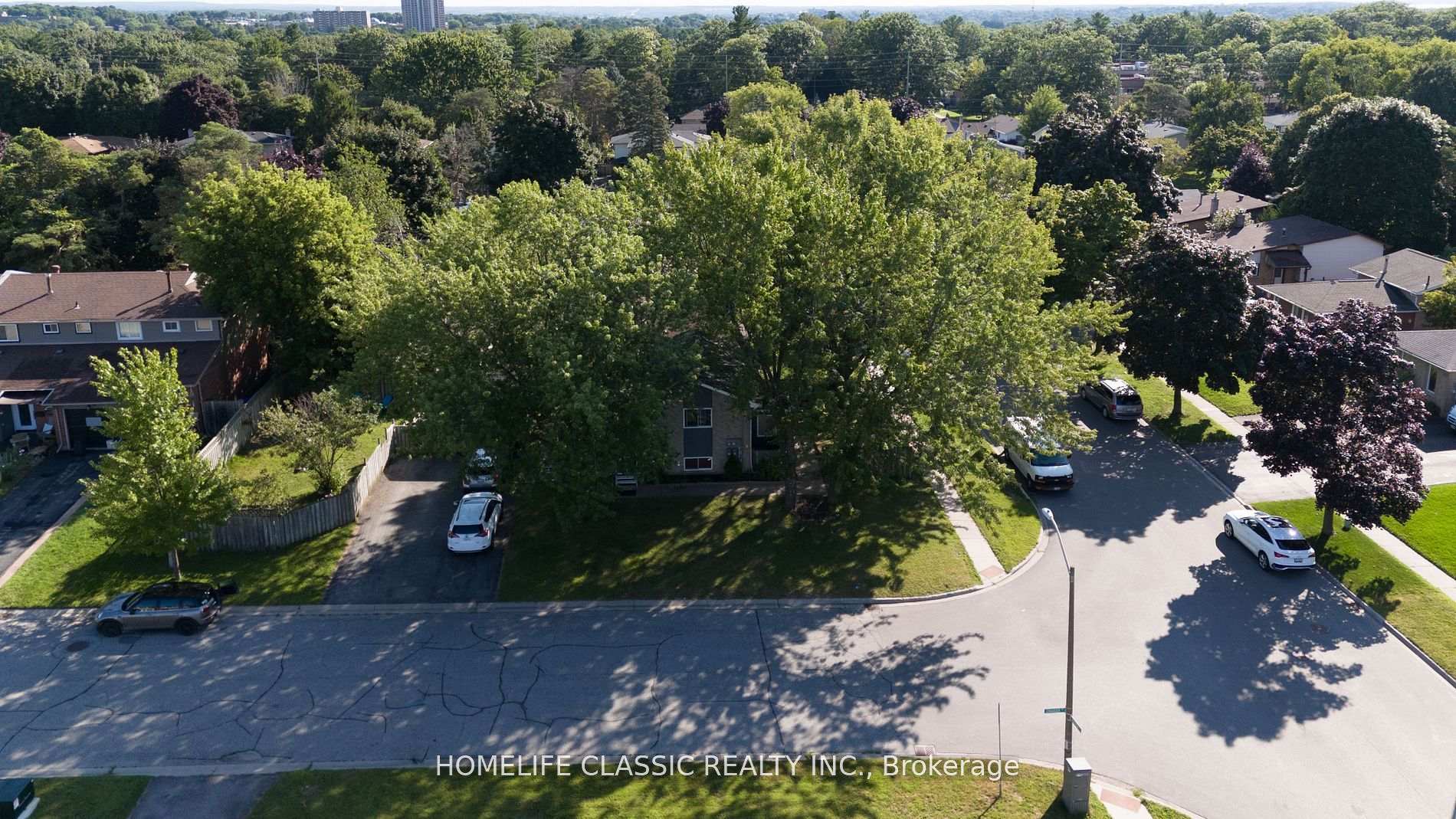 Photo 21 of 100 Chaucer Crescent, Barrie, Letitia Heights — HOMEH