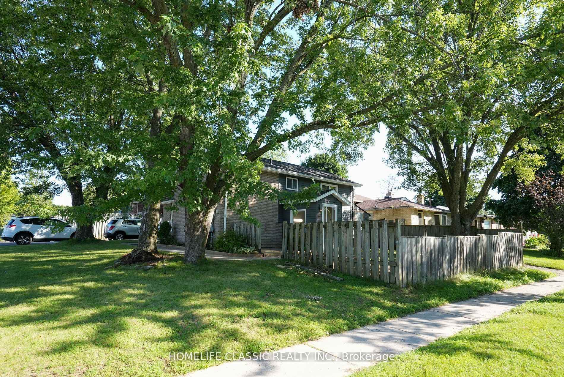 Photo 22 of 100 Chaucer Crescent, Barrie, Letitia Heights — HOMEH