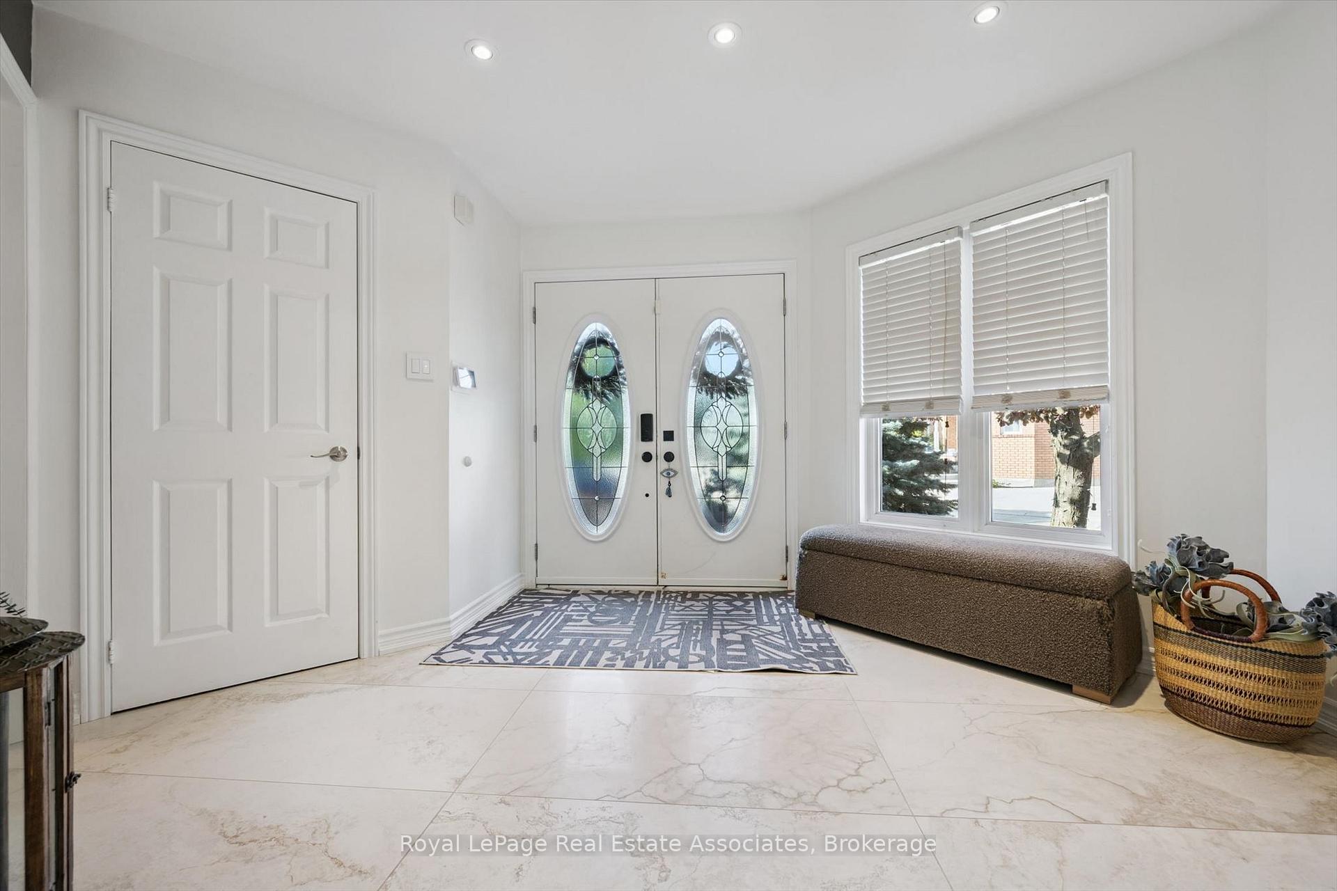 Photo 3 of 3344 Trelawny Circle, Mississauga, Lisgar — HOMEH