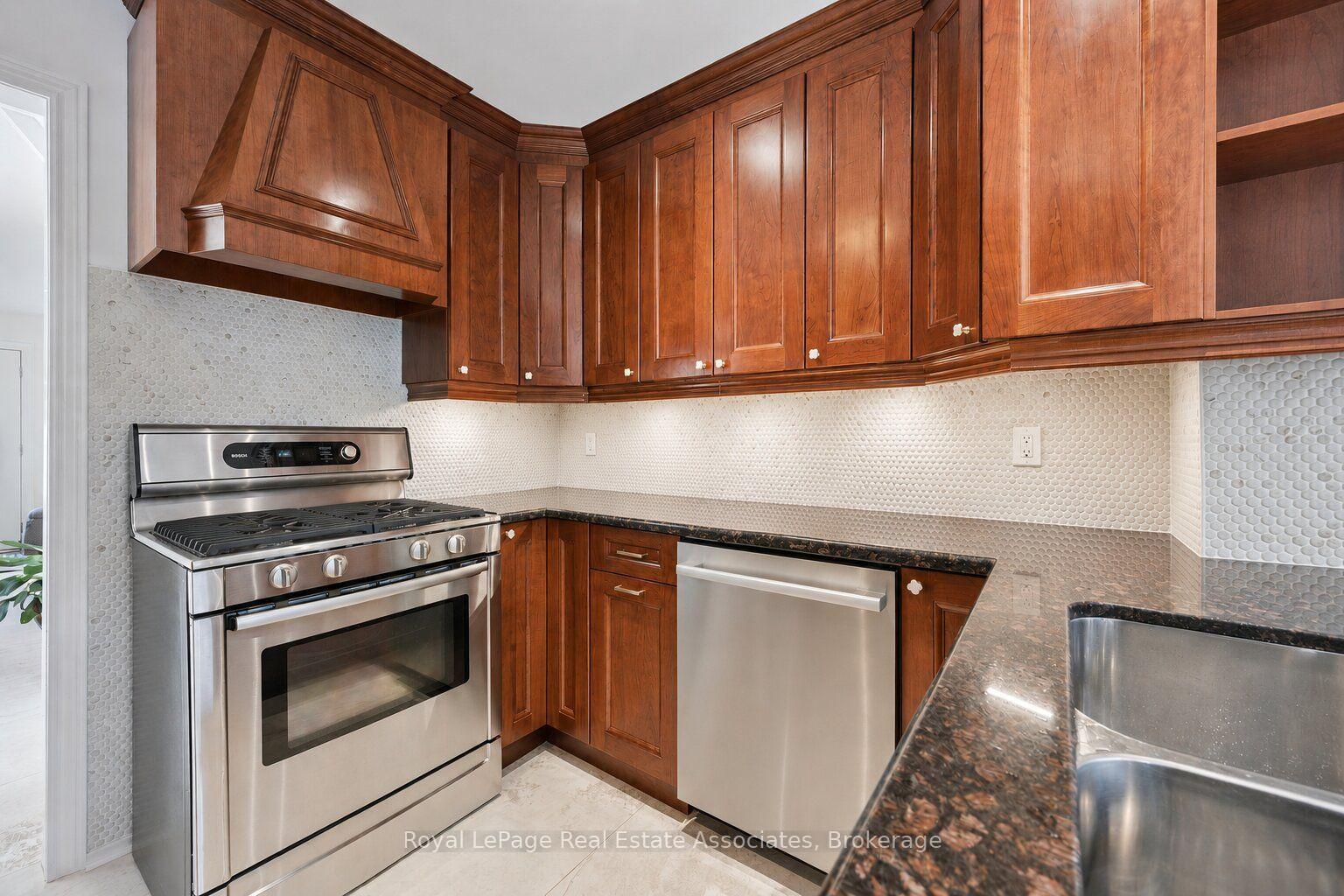 Photo 12 of 3344 Trelawny Circle, Mississauga, Lisgar — HOMEH
