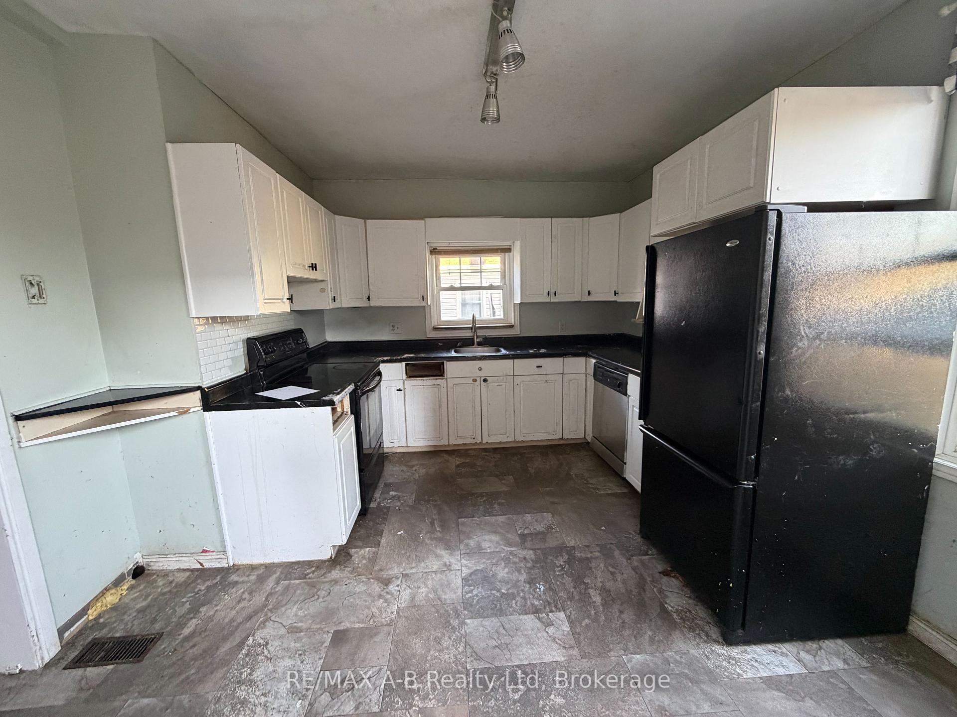 Photo 12 of 103 Norfolk Street, Stratford — HOMEH
