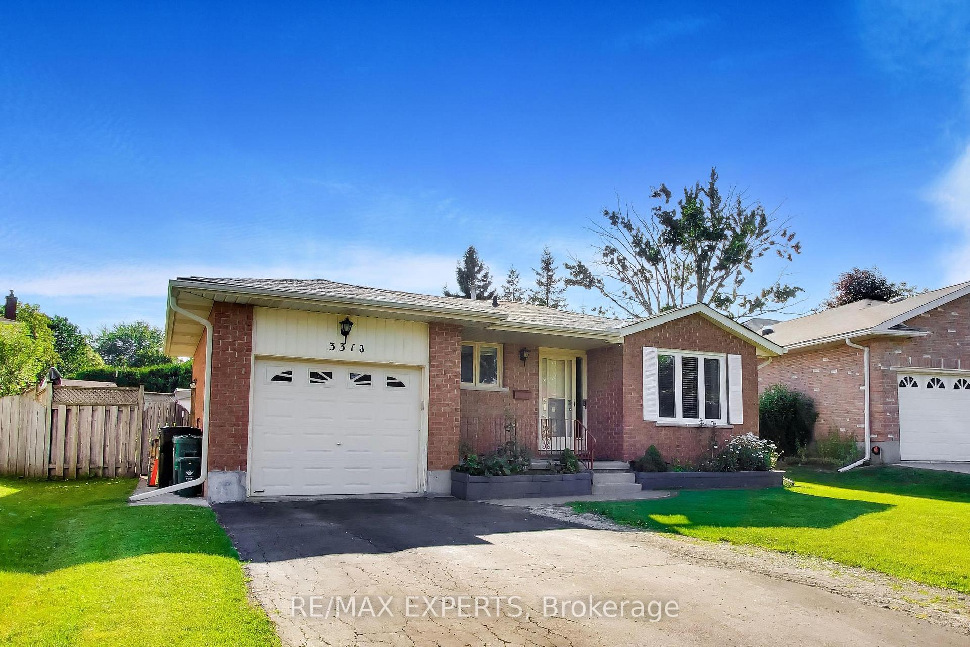 Photo 3 of 331 Newbury Drive, Kitchener, Forest Heights — HOMEH