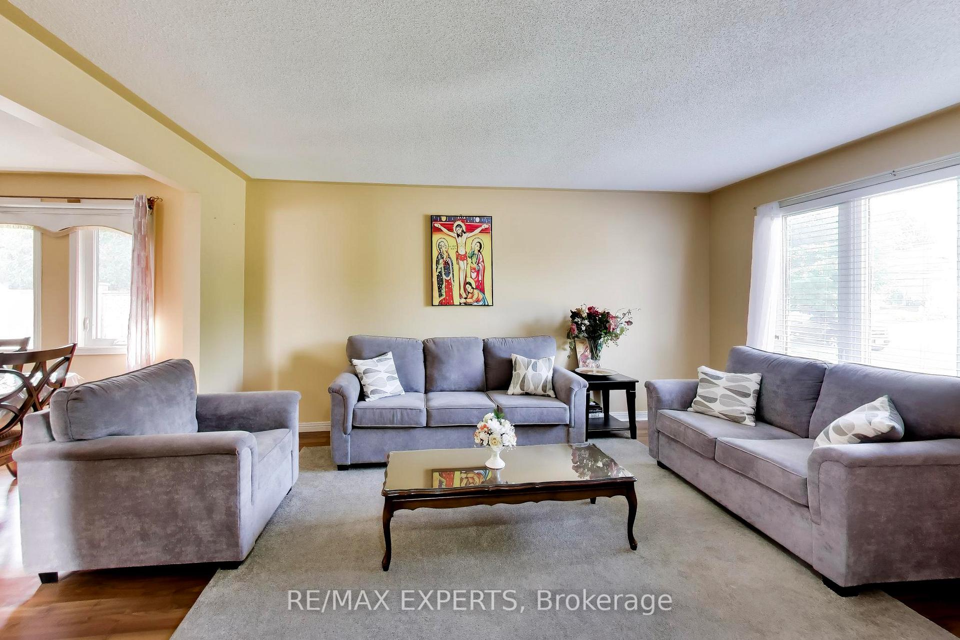Photo 4 of 331 Newbury Drive, Kitchener, Forest Heights — HOMEH