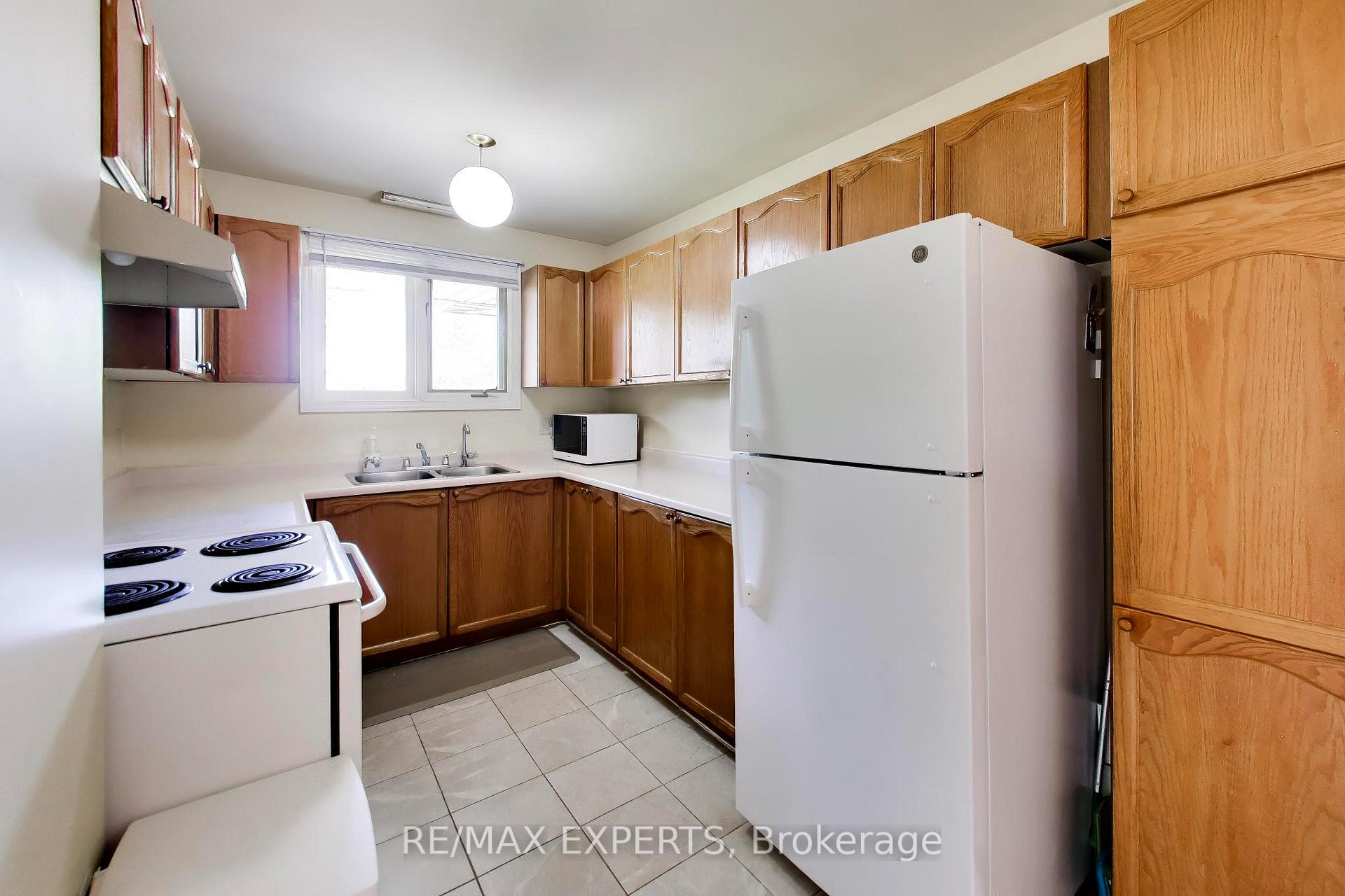 Photo 10 of 331 Newbury Drive, Kitchener, Forest Heights — HOMEH