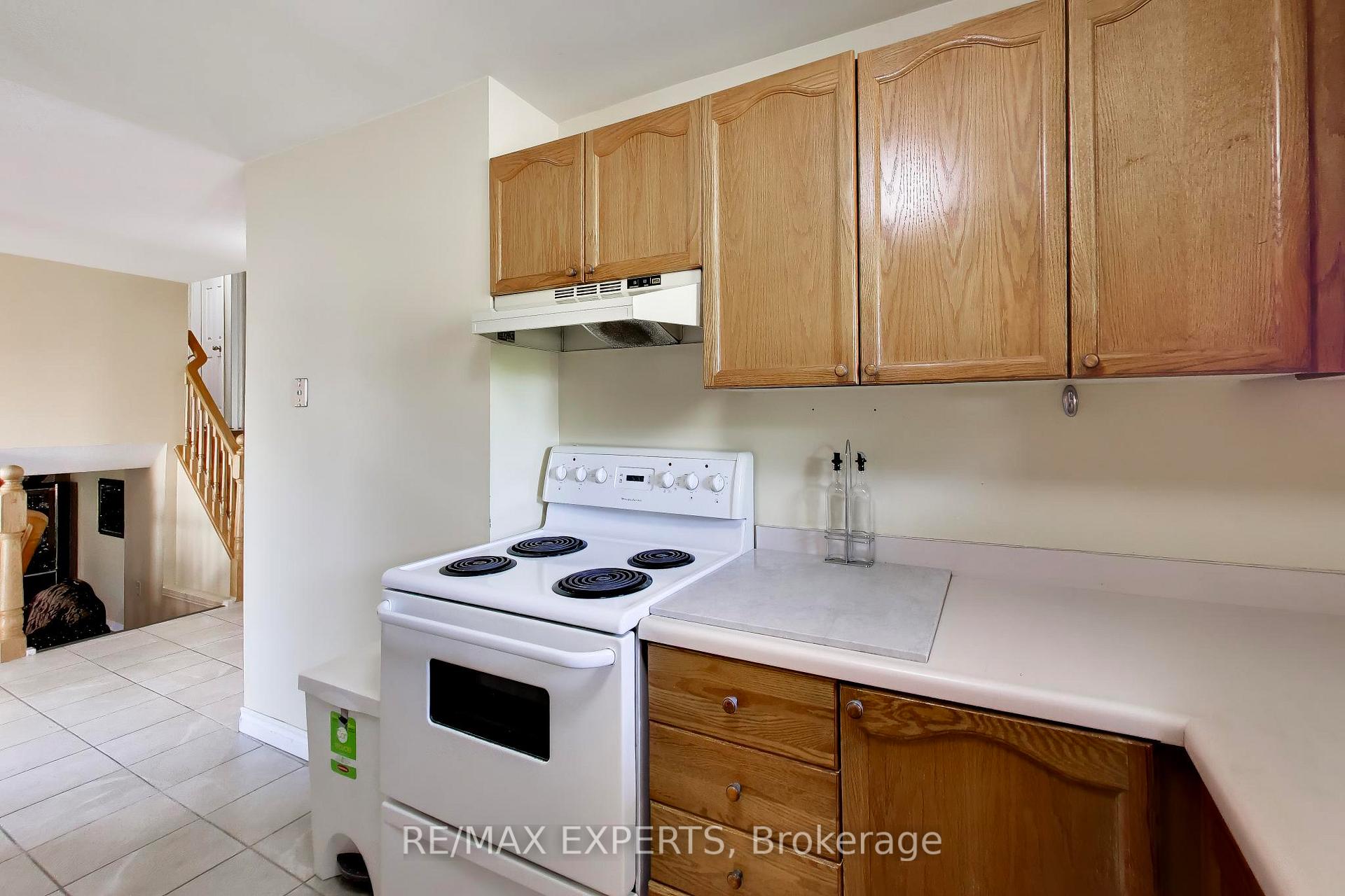 Photo 11 of 331 Newbury Drive, Kitchener, Forest Heights — HOMEH