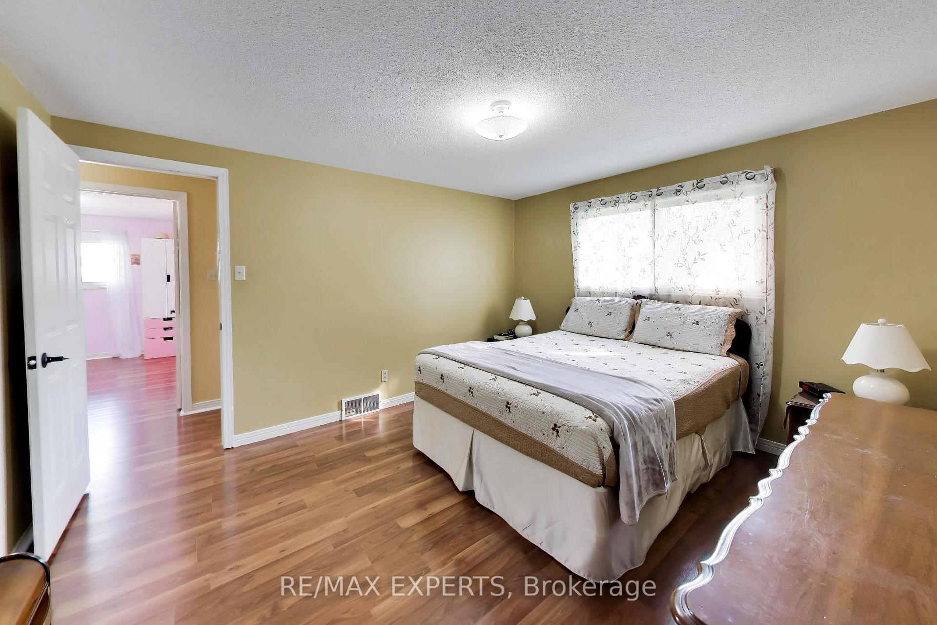 Photo 15 of 331 Newbury Drive, Kitchener, Forest Heights — HOMEH