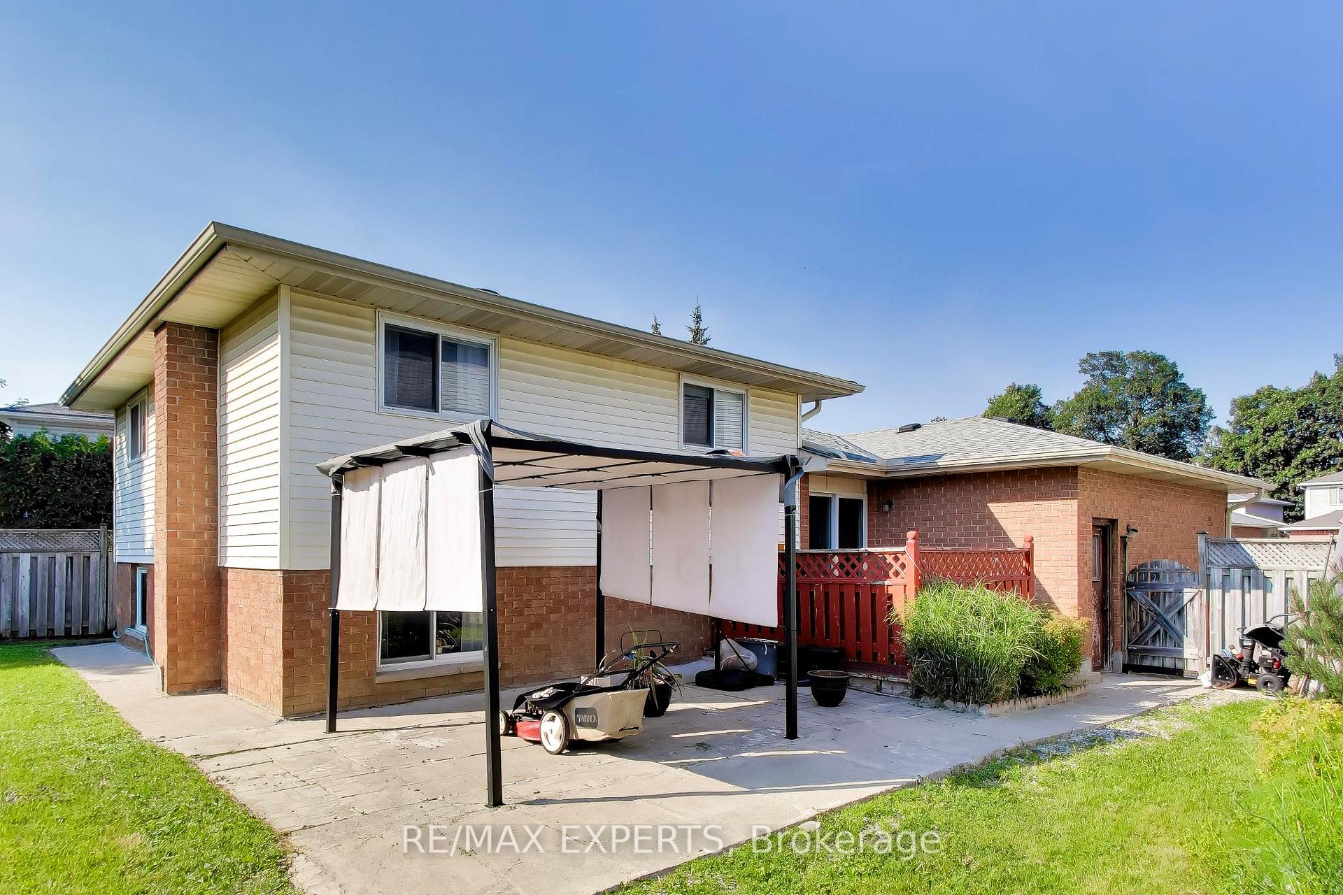Photo 33 of 331 Newbury Drive, Kitchener, Forest Heights — HOMEH