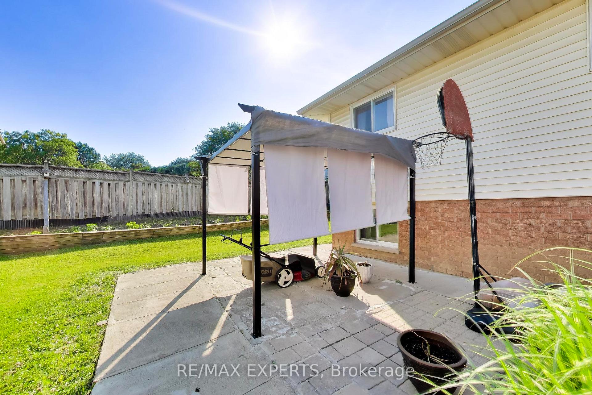 Photo 36 of 331 Newbury Drive, Kitchener, Forest Heights — HOMEH