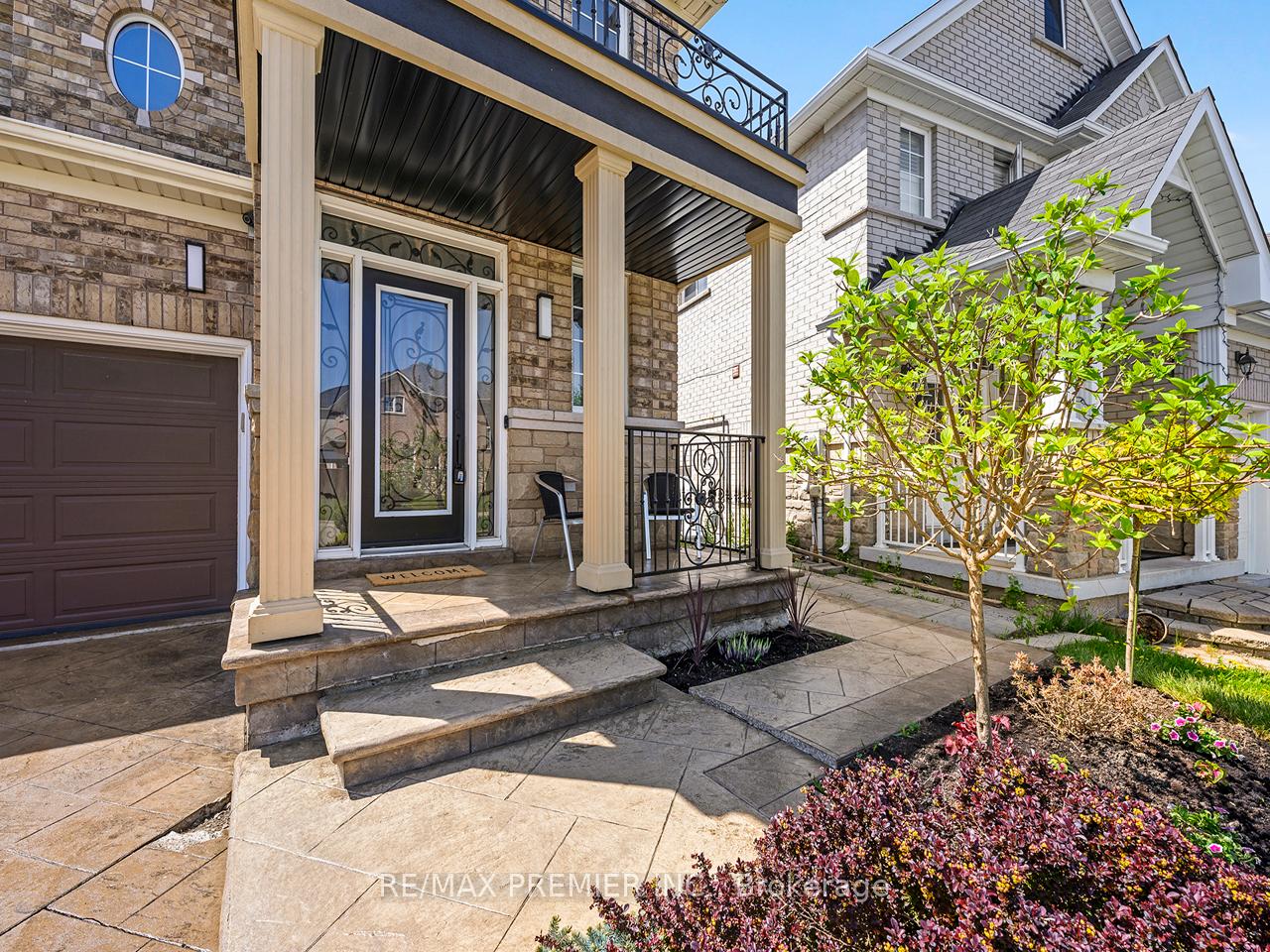Photo 3 of 6 Lockburn Crescent, Brampton, Fletcher's Meadow — HOMEH