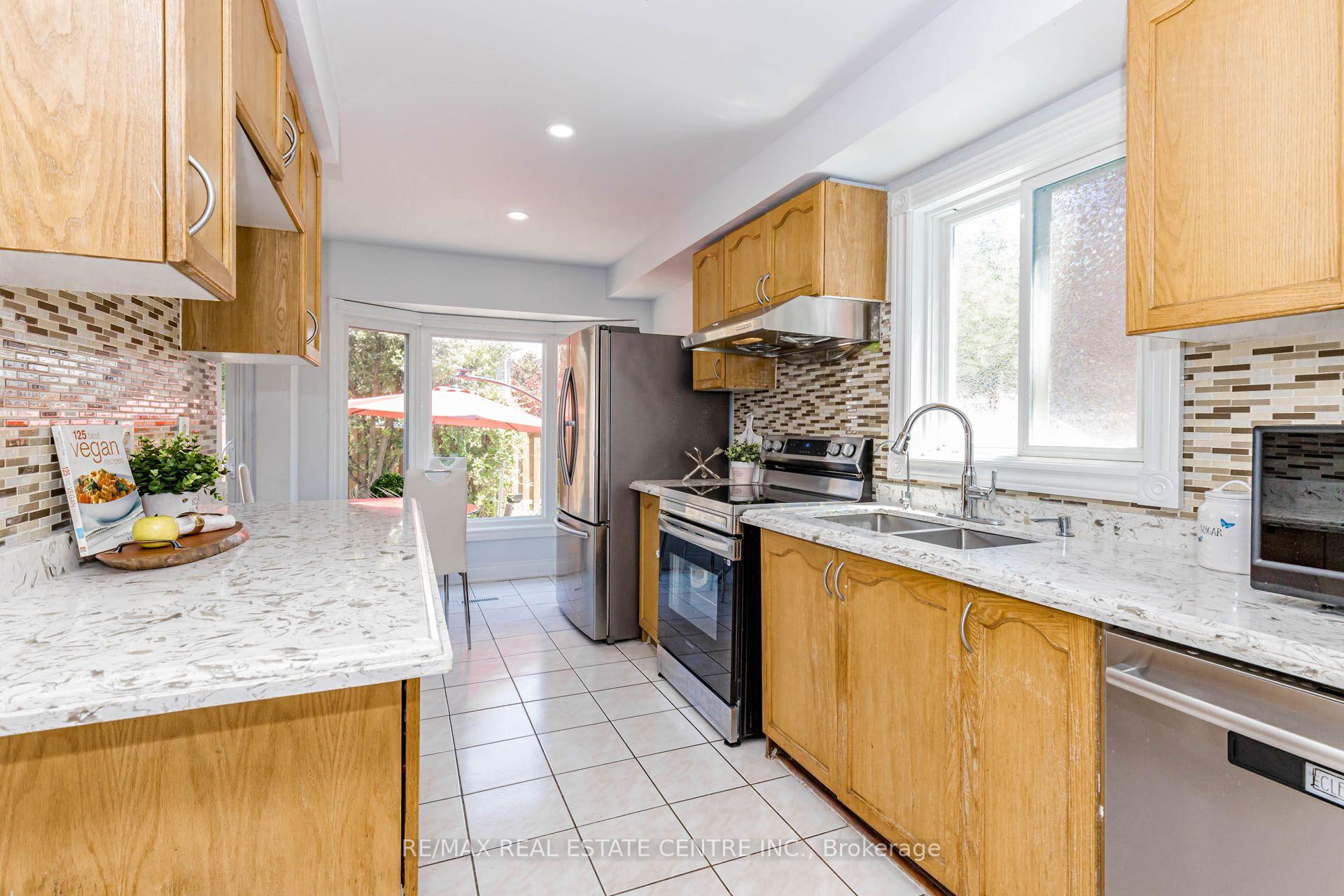 Photo 9 of 41 Letty Avenue, Brampton, Fletcher's West — HOMEH