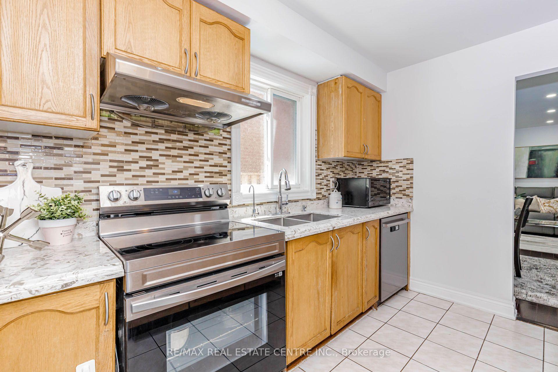 Photo 10 of 41 Letty Avenue, Brampton, Fletcher's West — HOMEH