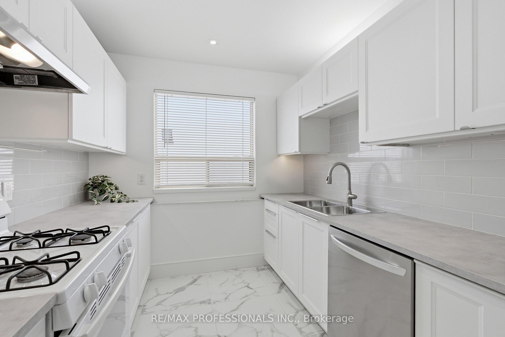 Photo 16 of 105 Cavell Avenue, Etobicoke, Mimico — HOMEH