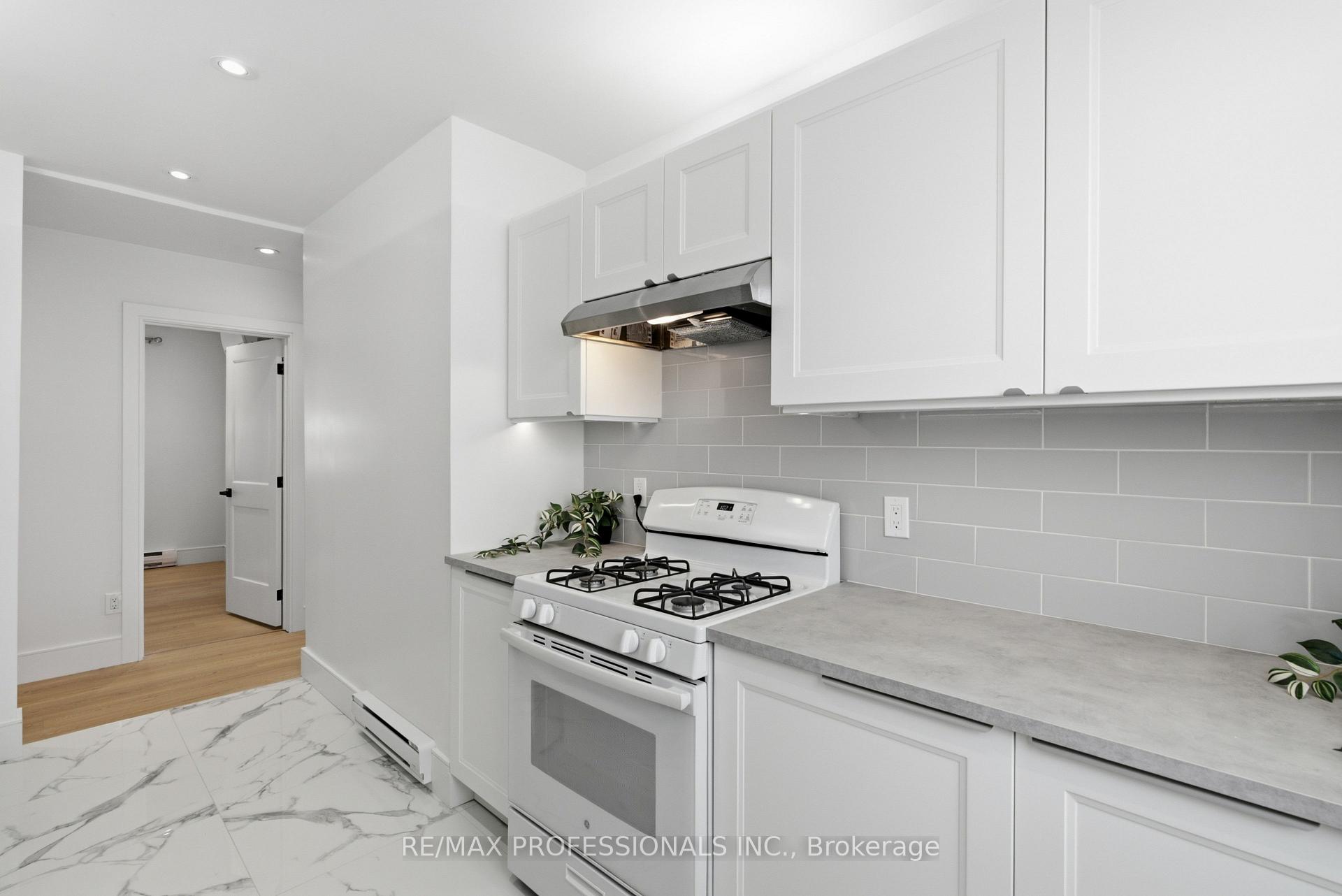 Photo 20 of 105 Cavell Avenue, Etobicoke, Mimico — HOMEH