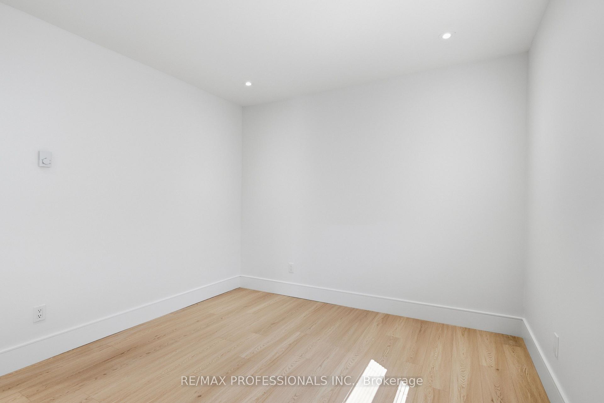 Photo 33 of 105 Cavell Avenue, Etobicoke, Mimico — HOMEH