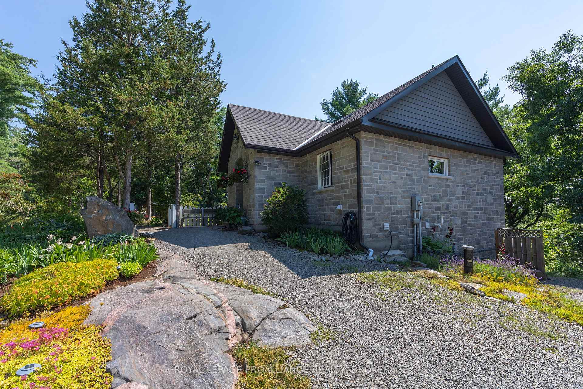 Photo 2 of 369 Old River Road, Front of Yonge, Front of Yonge Twp — HOMEH