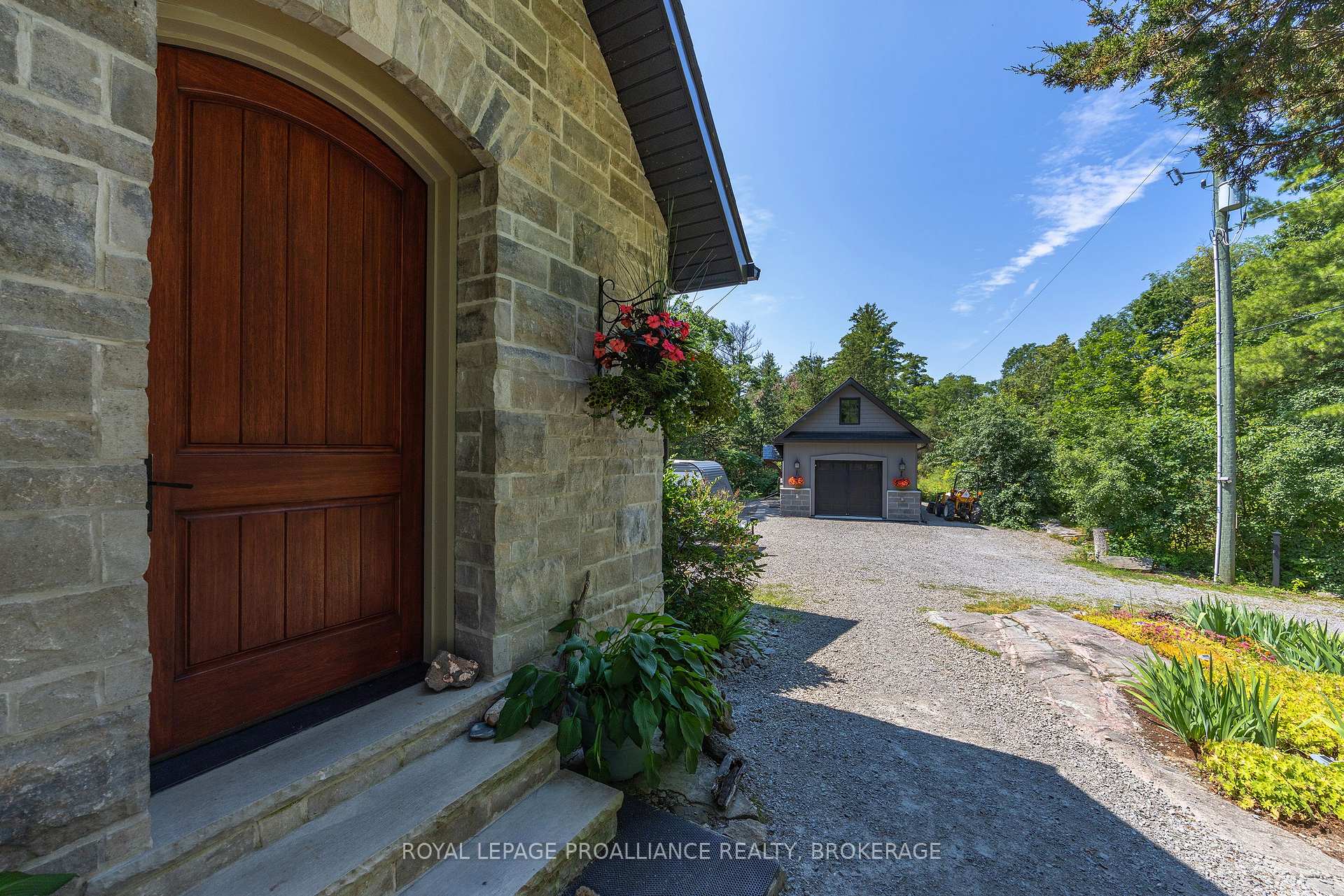 Photo 4 of 369 Old River Road, Front of Yonge, Front of Yonge Twp — HOMEH