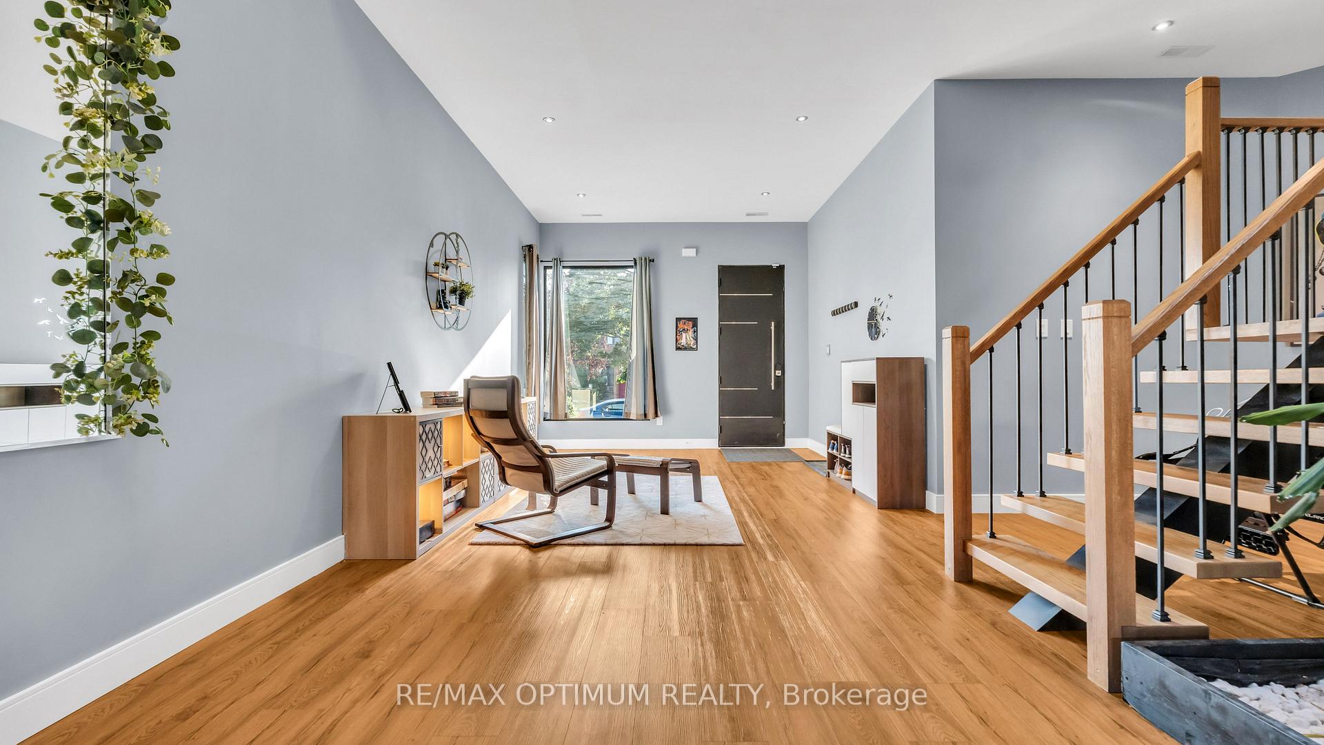 Photo 3 of 644 Roselaire Trail, Mississauga, Hurontario — HOMEH