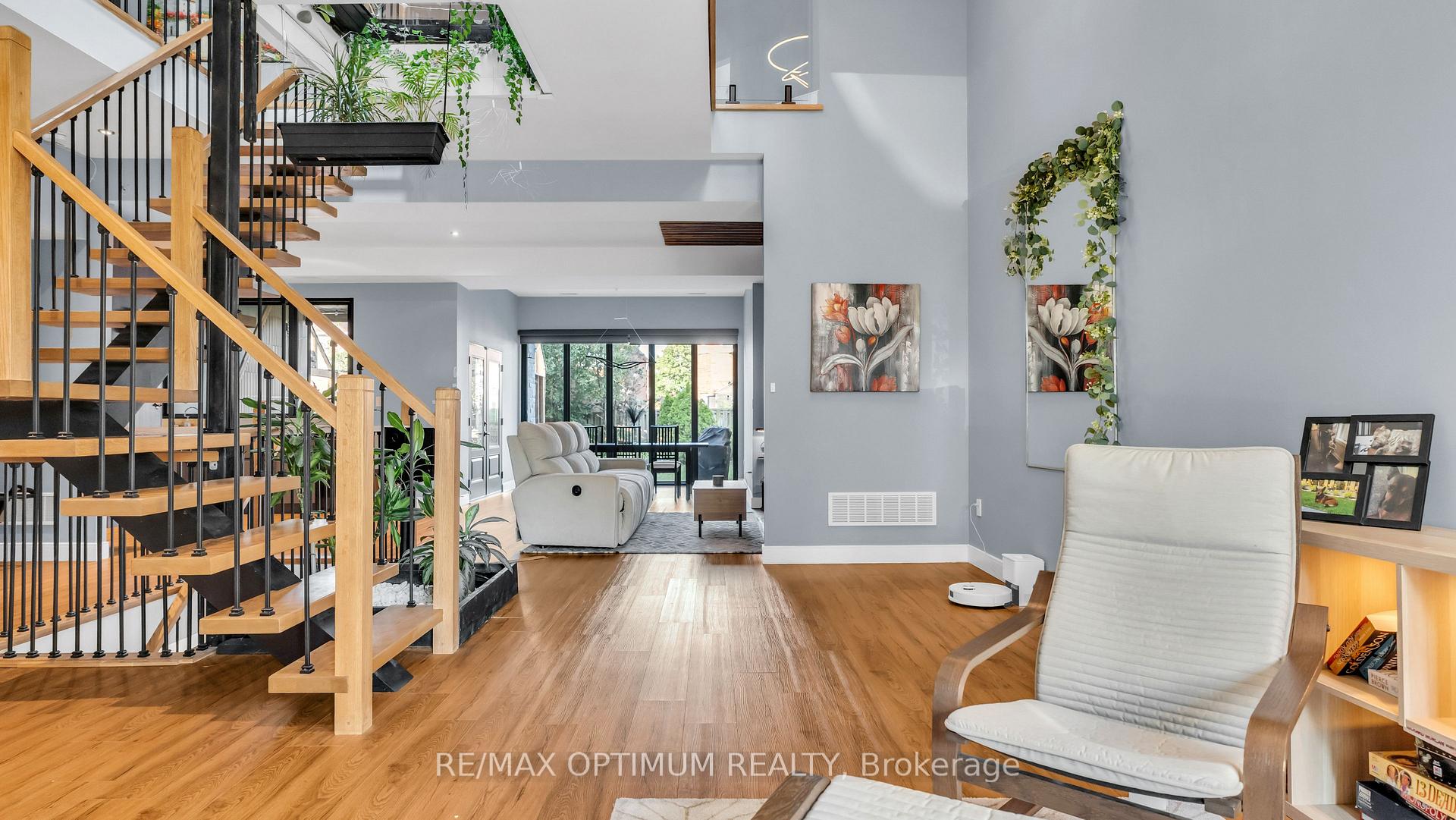 Photo 4 of 644 Roselaire Trail, Mississauga, Hurontario — HOMEH