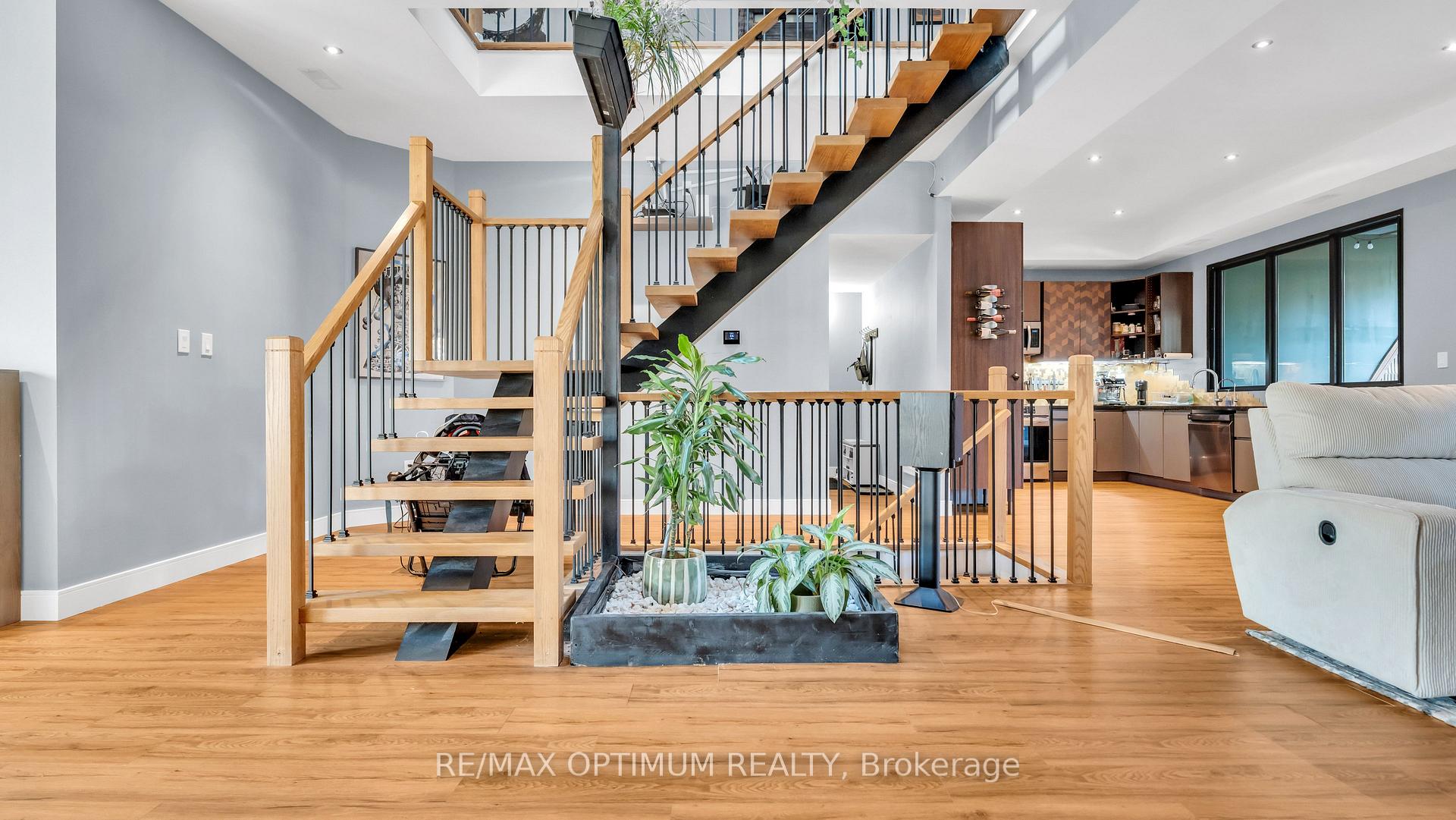 Photo 5 of 644 Roselaire Trail, Mississauga, Hurontario — HOMEH
